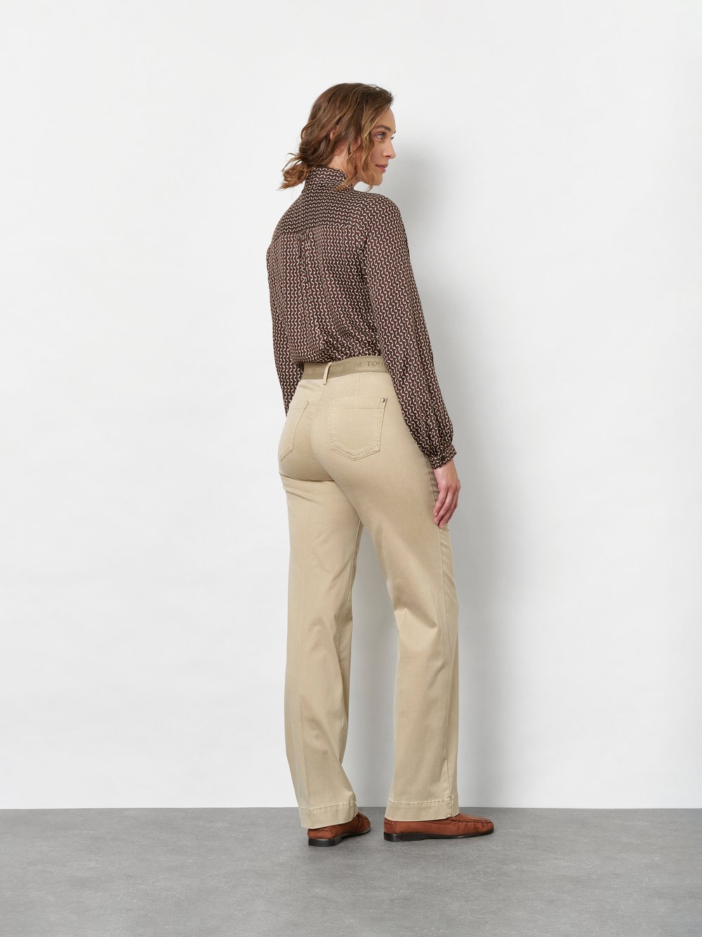 Damenhose Jenny Wide in Sand, wide-Leg Hose aus Baumwollsatin, Rueckansicht am Model getragen