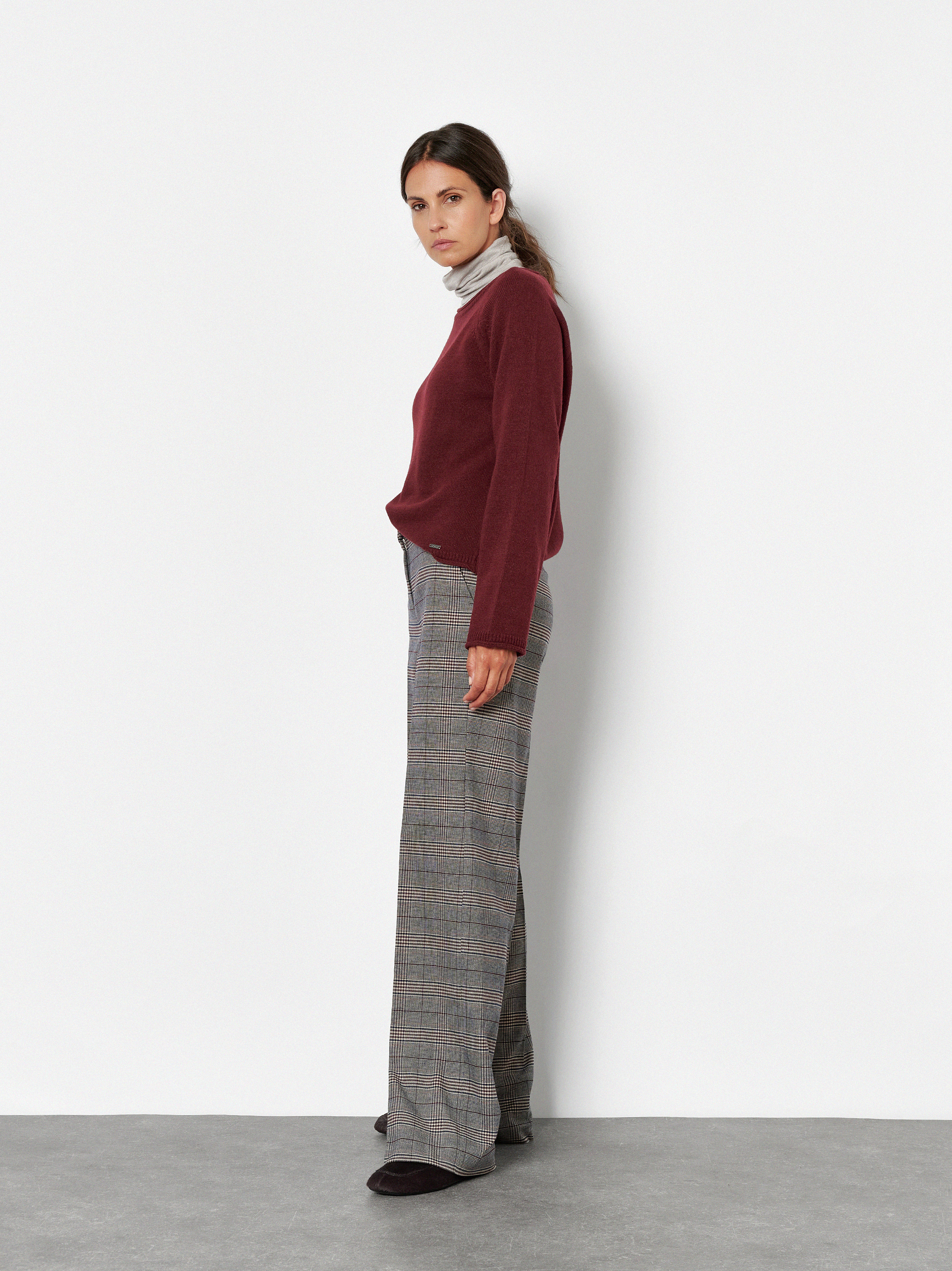 Damenhose Luisa Palazzo in Braun, wide-Leg Hose mit Karomuster, Frontansicht am Model getragen