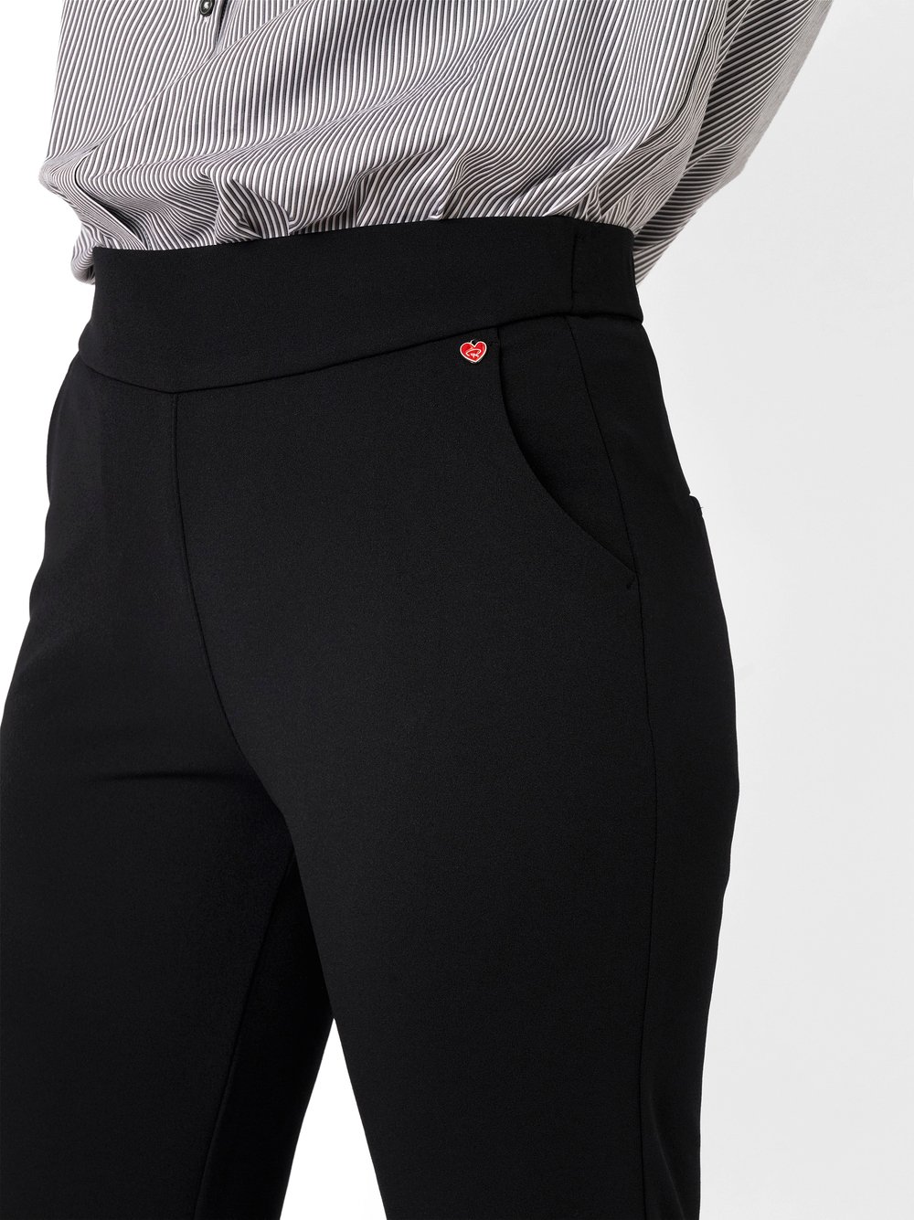 Damenhose Scarlet Wide in black, weit geschnittene Hose aus Crepe, Detailansicht