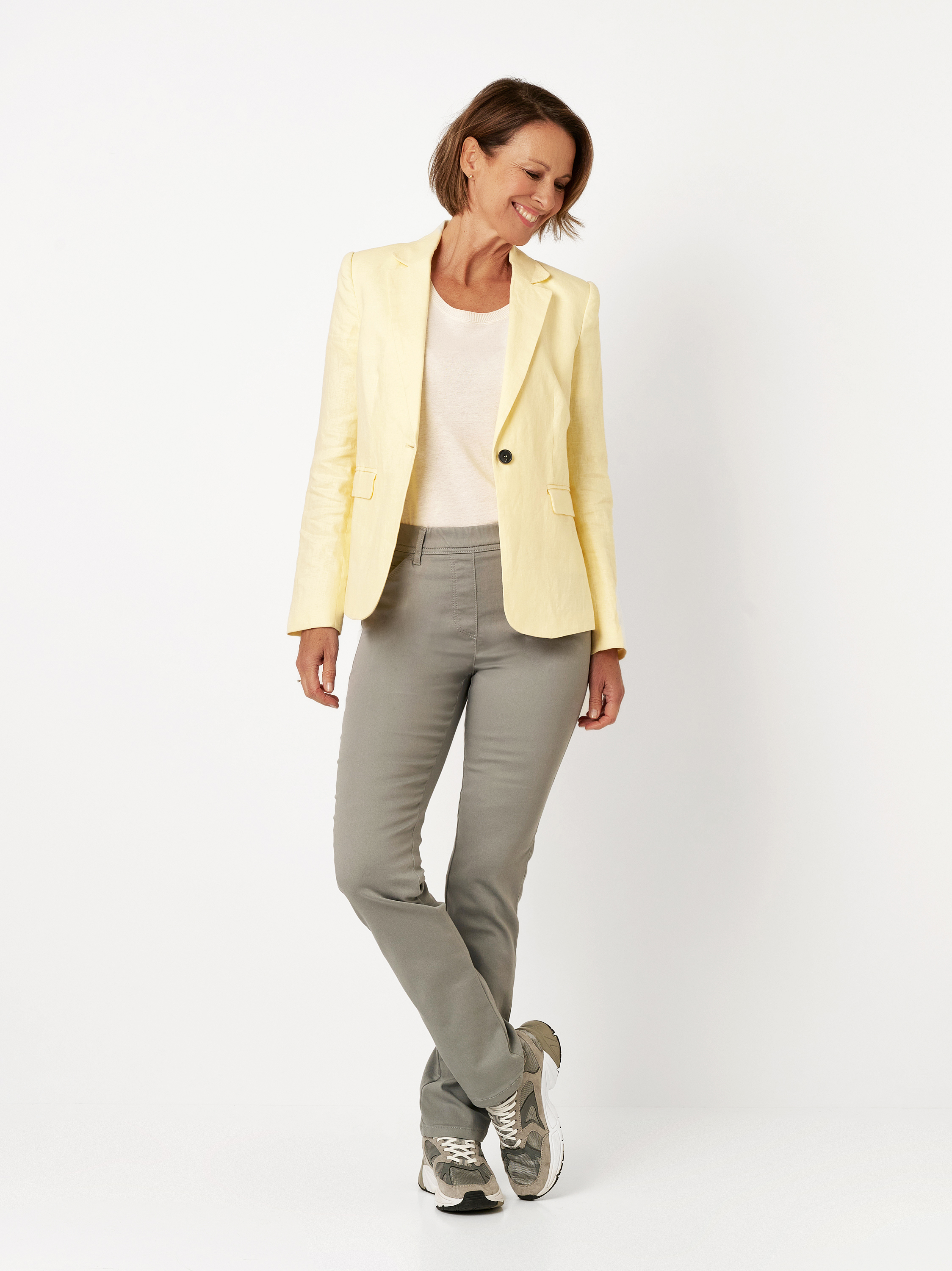 Womens trousers Alice Slim in light khaki, pull-on trousers in slim fit, outfit view worn by model