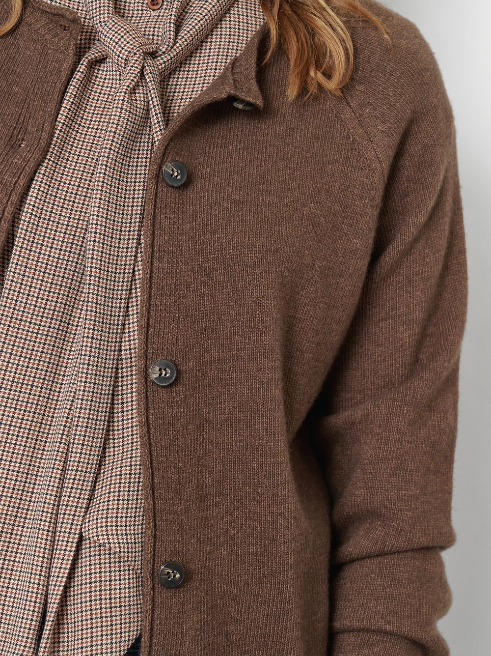 Damenstrickjacke Holy in Braun, Feinstrickcardigan mit Kaschmir, Detailansicht