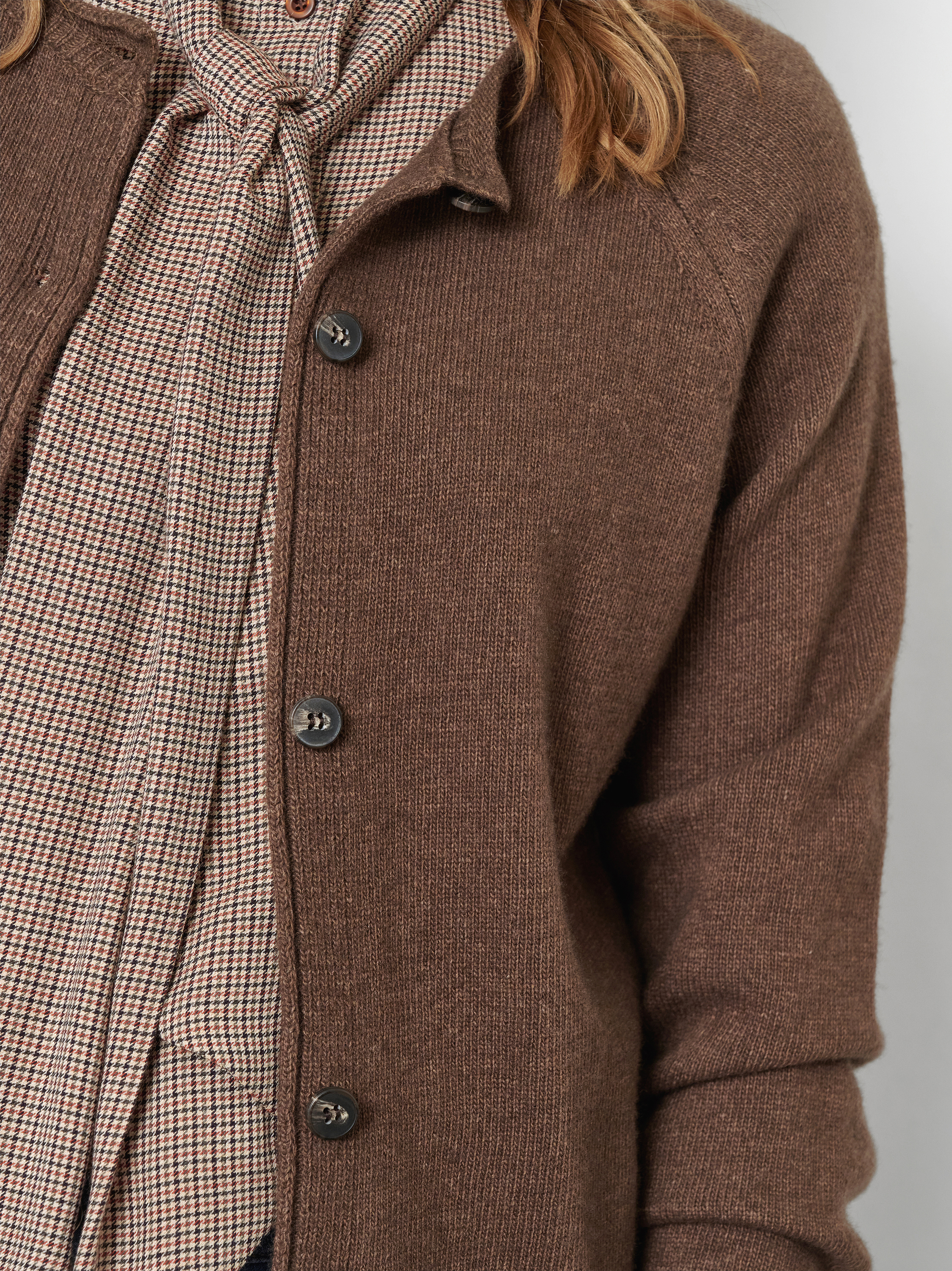 Damenstrickjacke Holy in Braun, Feinstrickcardigan mit Kaschmir, Detailansicht
