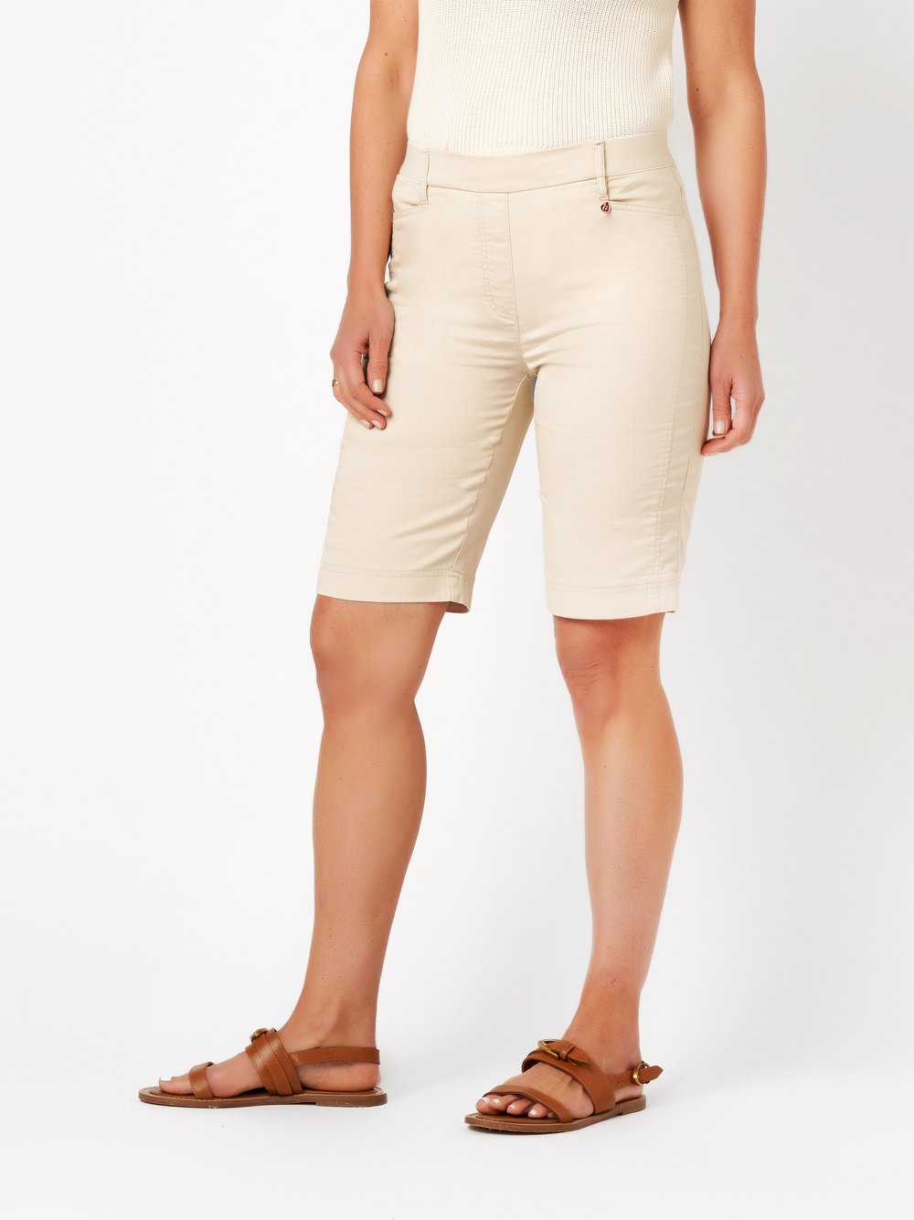 Damenshorts Alice Bermuda in light beige, Bermuda mit sportivem Gummibund, Frontansicht am Model getragen