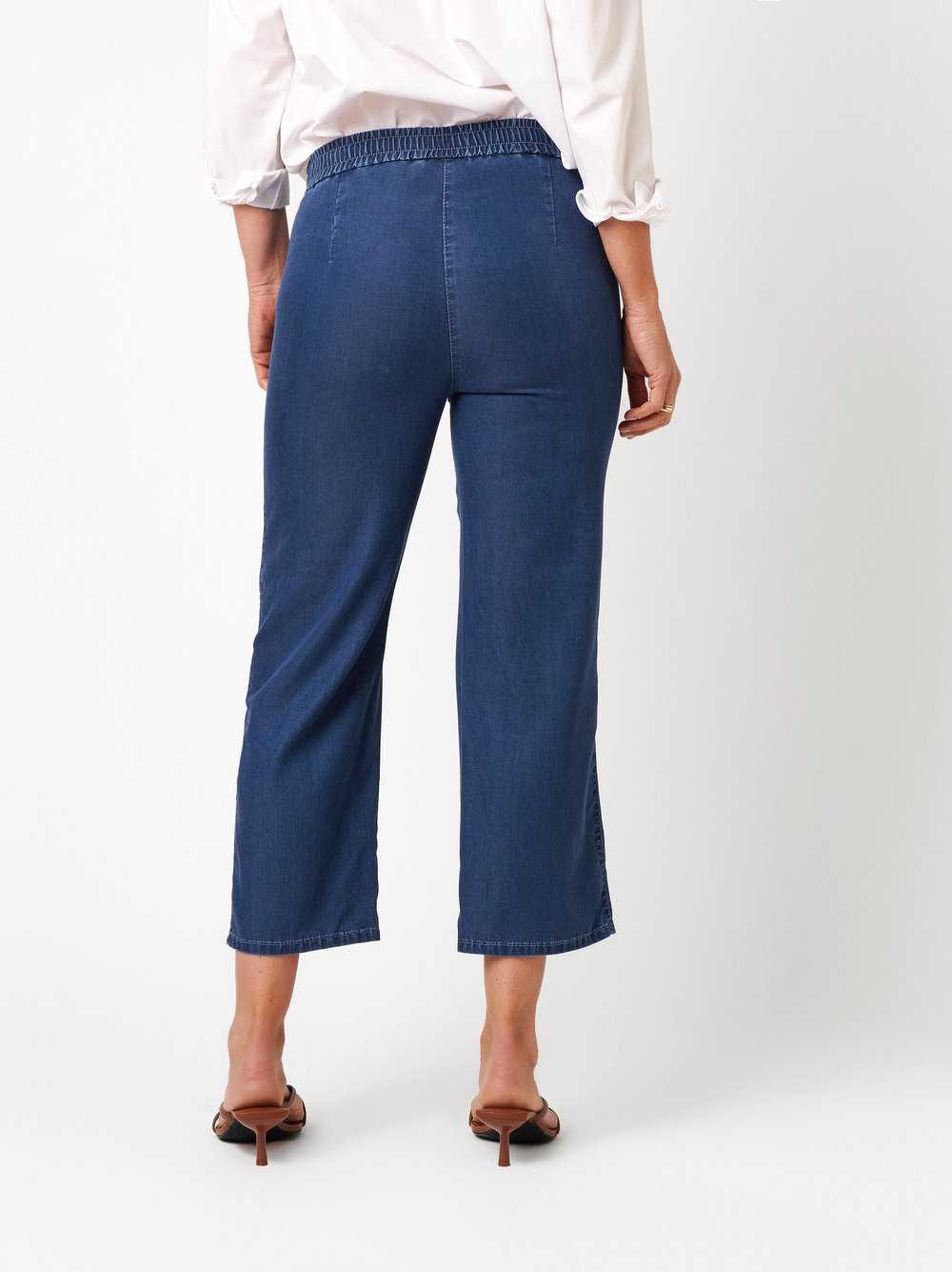 Damenjeans Scarlet 3/4 in mid blue, Weite 3/4-Hose, Rueckansicht am Model getragen