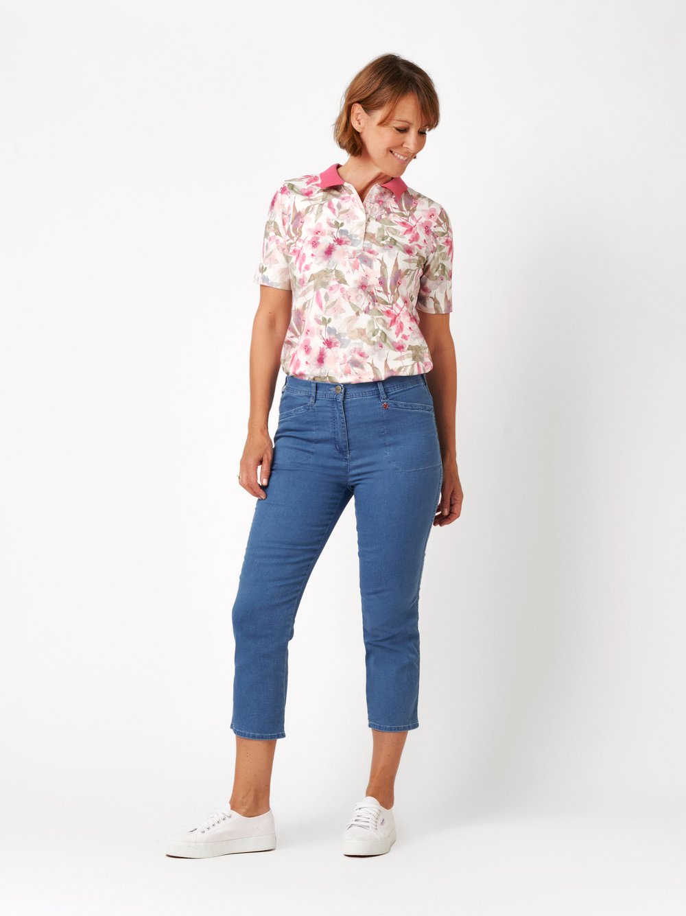 Womens trousers Meine beste Freundin 3/4 in blue, cropped trousers with welt pockets, outfit view worn by model