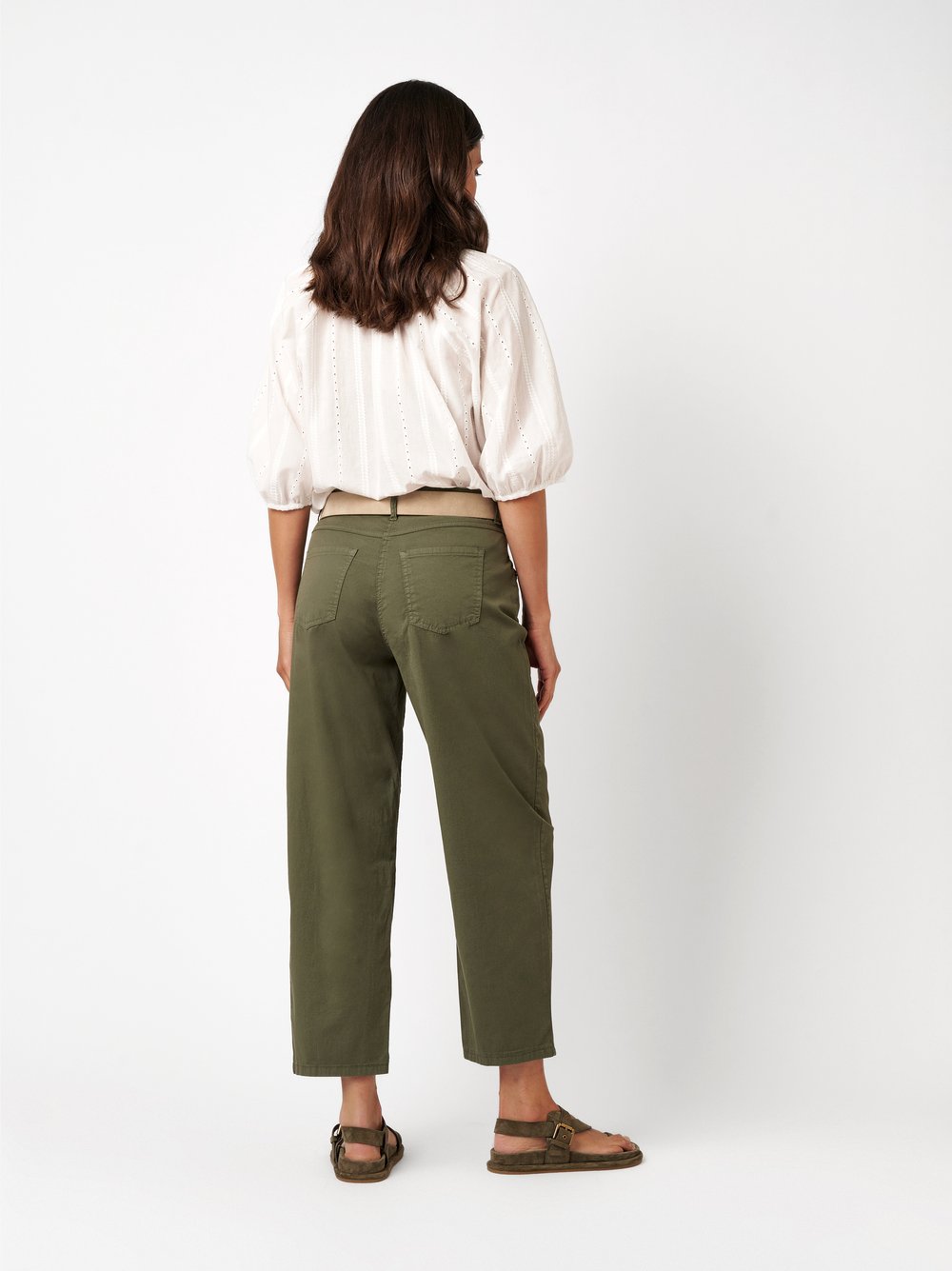 Damenhose Liv Barrel in khaki, barrel-Fit Hose aus Sommertwill, Rueckansicht am Model getragen