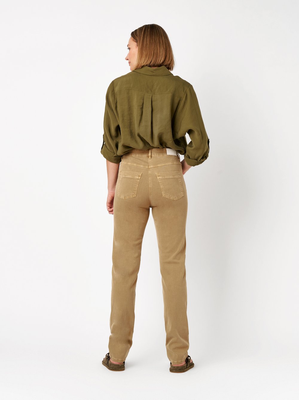 Damenjeans Be Loved in light brown, High Waist Jeans aus Colour Denim, Rueckansicht am Model getragen
