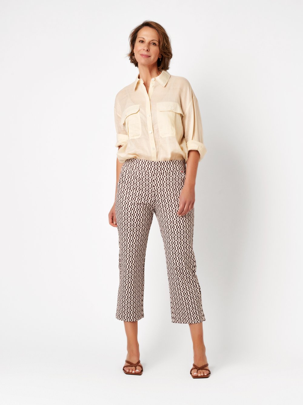 Damenhose Scarlet 3/4 in dark brown, Weite 3/4-Hose mit grafischem Muster, Outfitansicht am Model