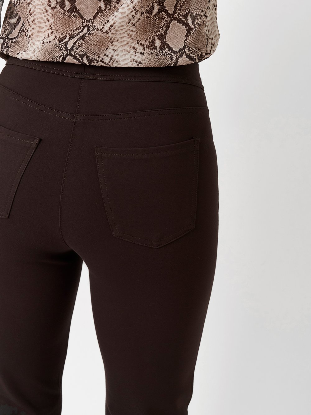 Damenhose Alice in Dunkelbraun, Schlupfhose aus Jersey, zweite Detailansicht