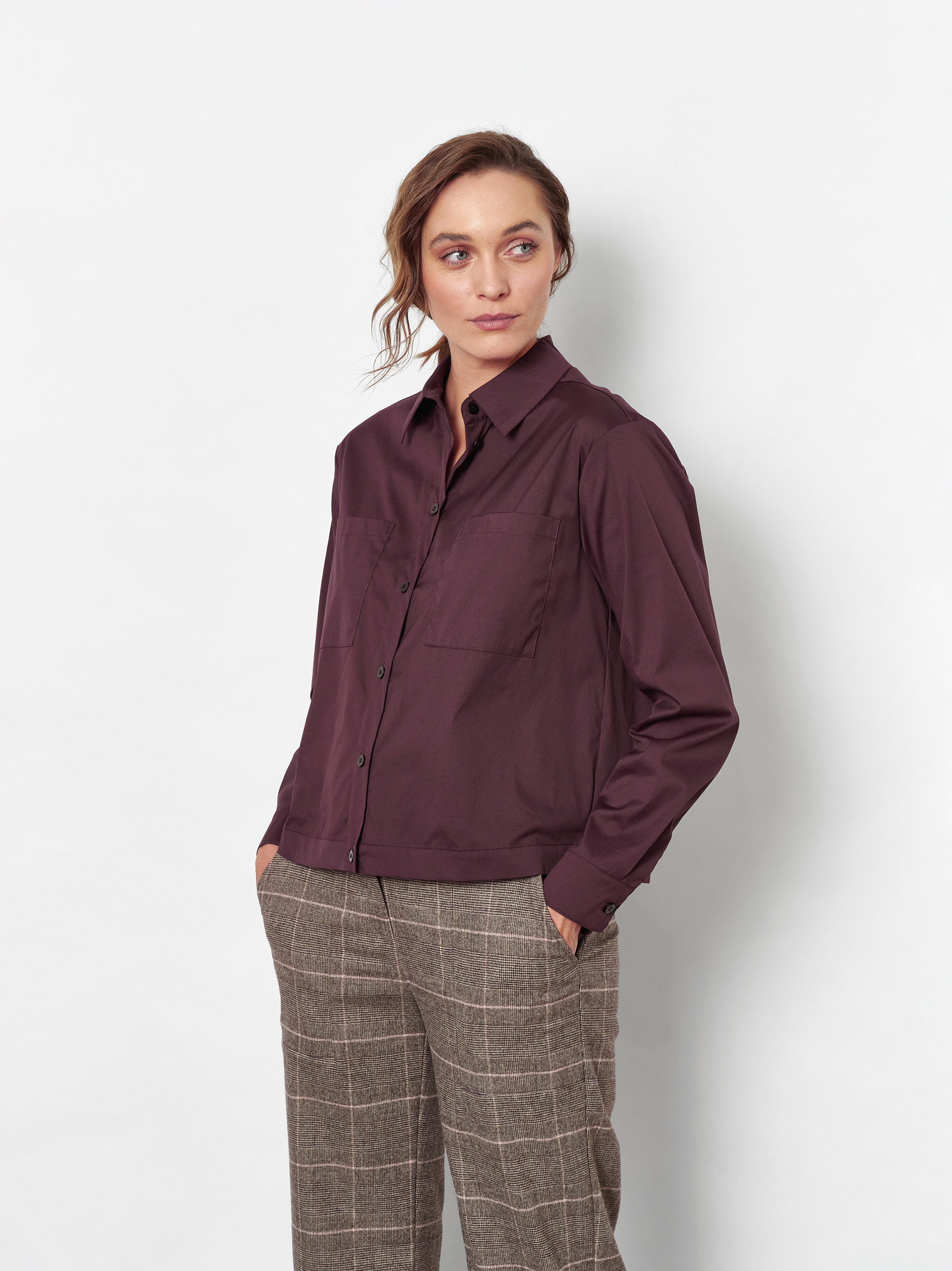 Damenbluse Clyde in Bordeaux, boxy-Cut Bluse mit Brusttaschen, Frontansicht am Model getragen