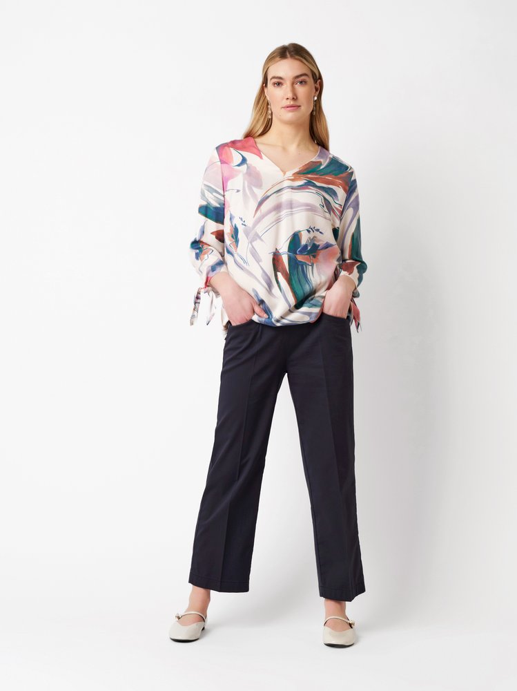 Damenbluse Anna in multicolour, Schlupfbluse mit kunstvollem Druck, Outfitansicht am Model