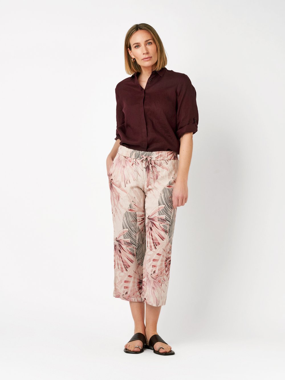 Damenhose Pia 3/4 in multicolour pink, 3/4-Leinenhose mit tropischem Print, Frontansicht am Model getragen