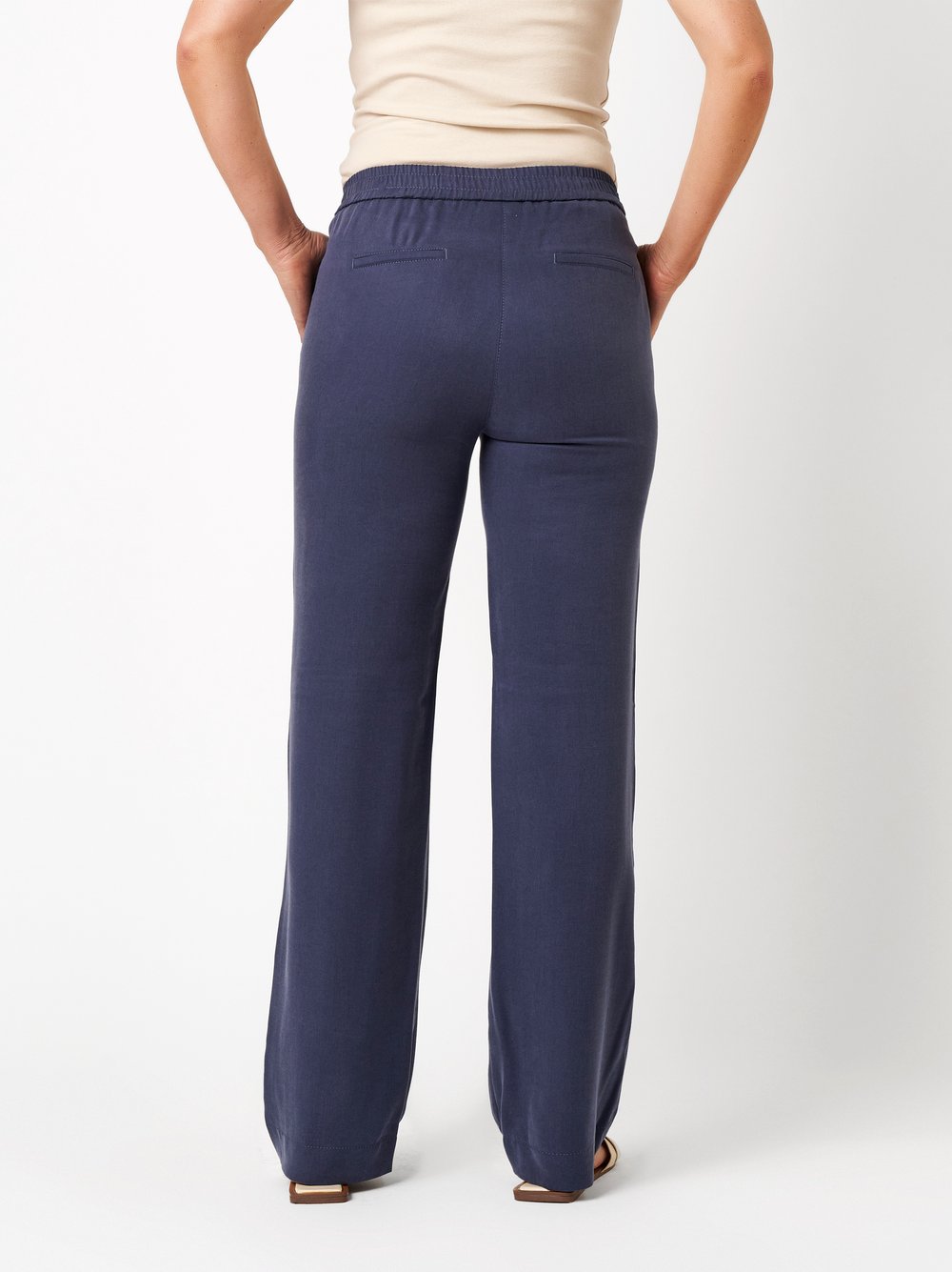 Damenhose Scarlet Wide in blue, Figurumspielende Buegelfaltenhose, Rueckansicht am Model getragen