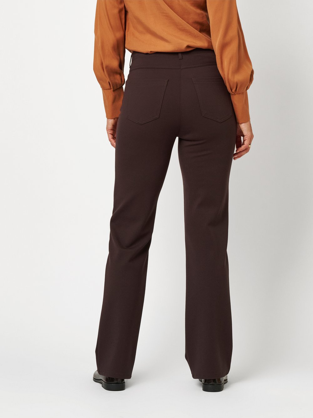 Damenhose Meine beste Freundin in Dunkelbraun, Jerseyhose in Straight-Fit, Rueckansicht am Model getragen