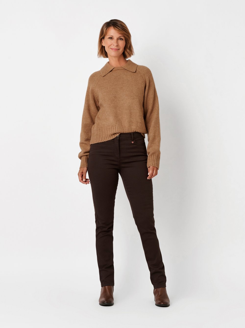 Damenhose Meine beste Freundin in Dunkelbraun, slim-Fit Hose aus softem Baumwollstretch, Outfitansicht am Model