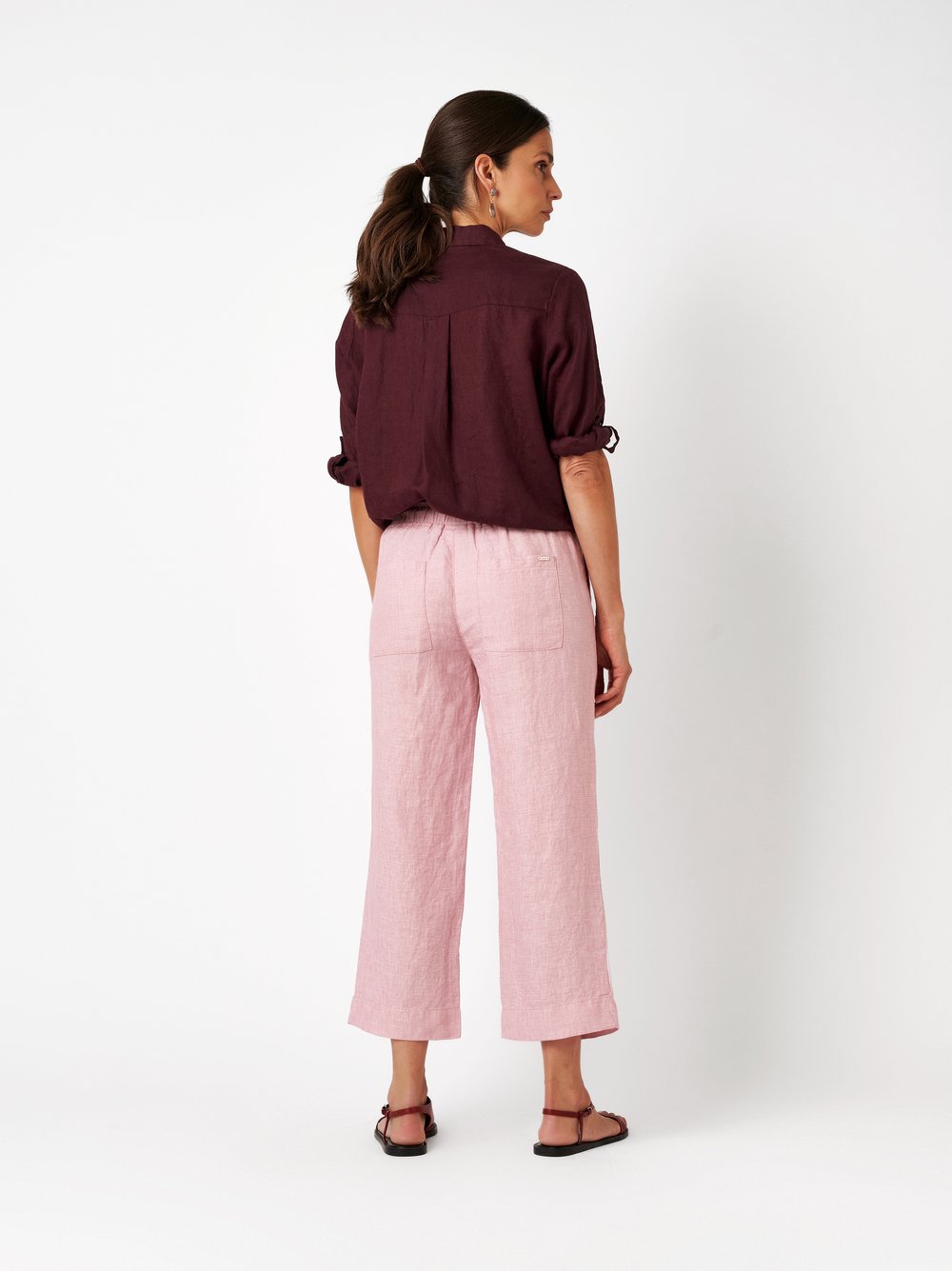 Damenhose Pia 3/4 in rose, Legere 3/4-Hose aus Leinen, Rueckansicht am Model getragen
