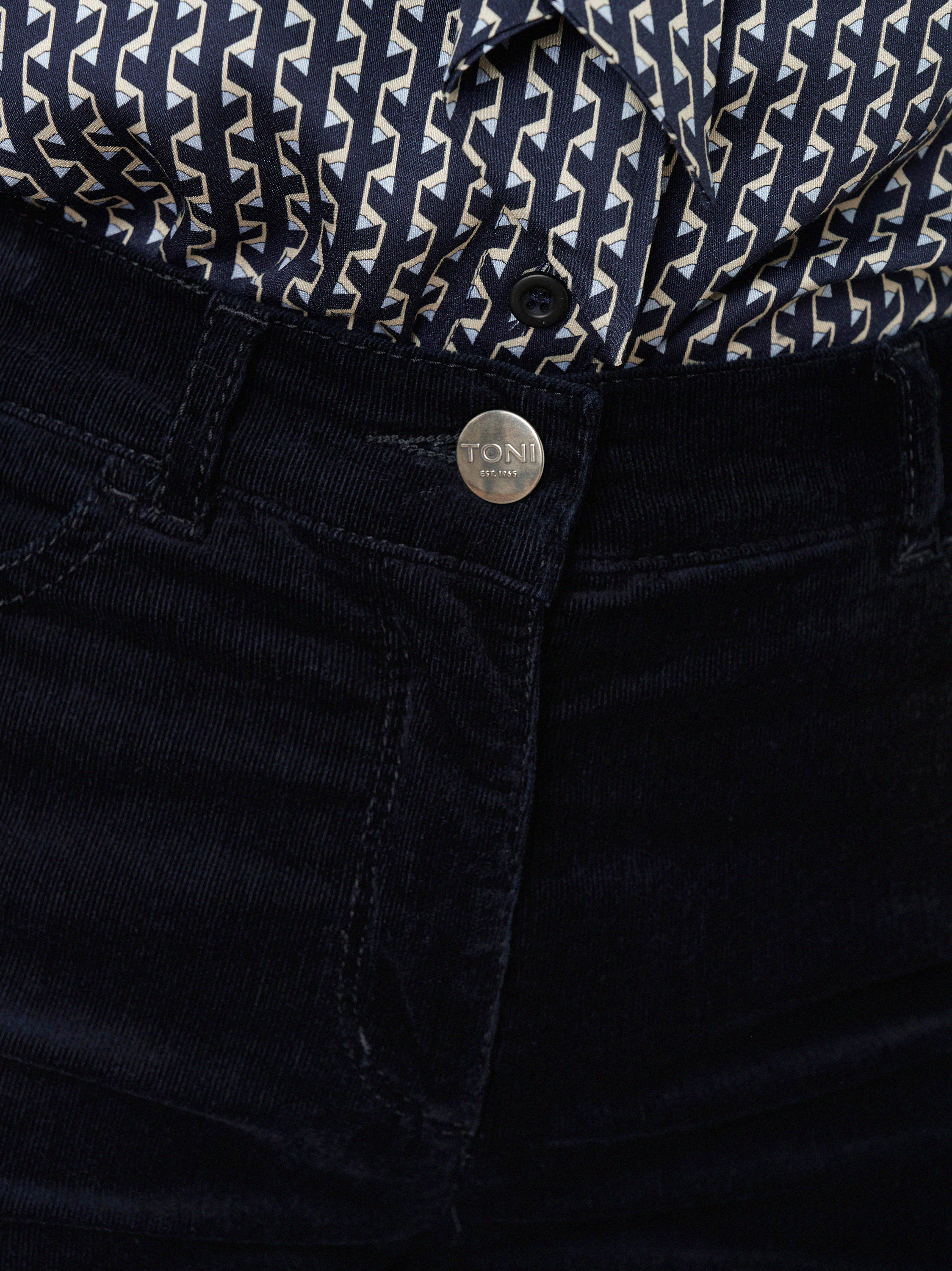 Womens trousers Be Loved in Dark Blue, high-waist corduroy trousers, detail view