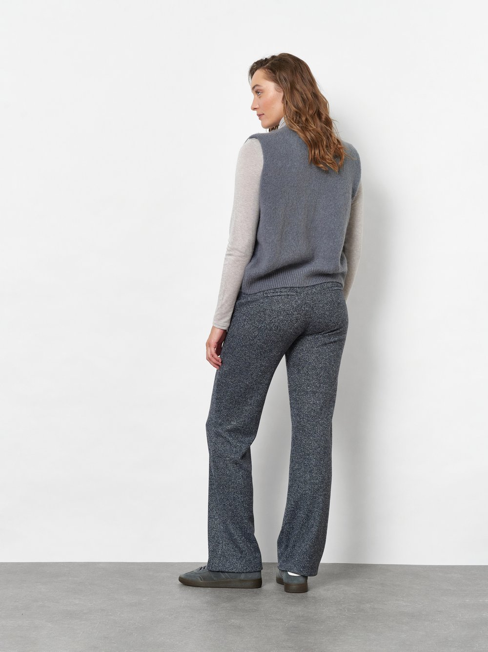 Damenhose Jenny Wide in Dark Blue, wide-Leg Hose in melierter Optik, Rueckansicht am Model getragen