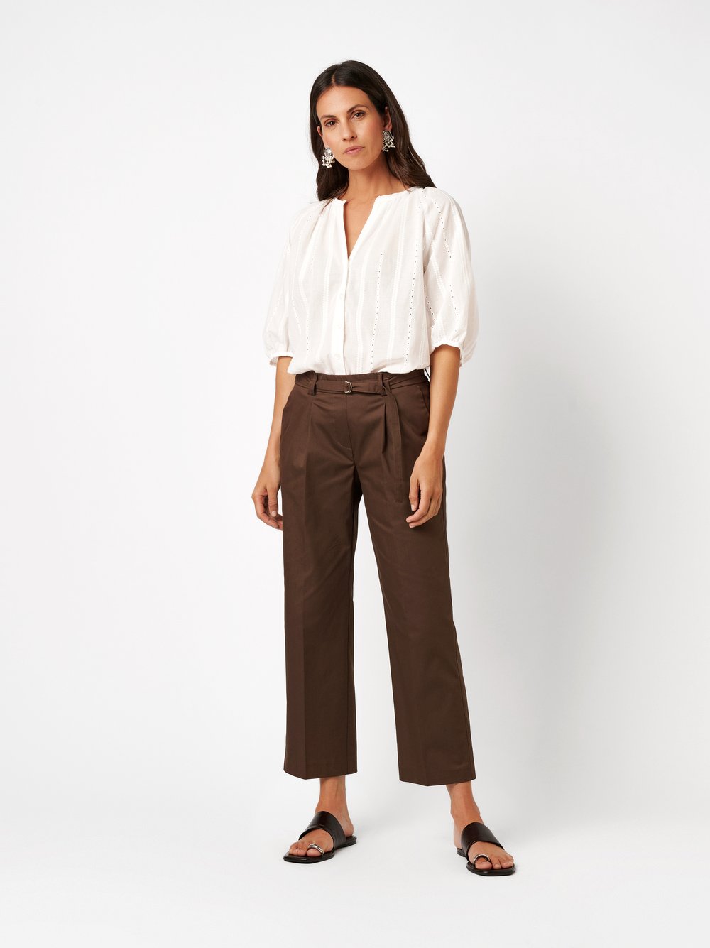 Damenhose Jenny 7/8 in dark brown, Moderne 7/8-Hose mit Bindeguertel, Frontansicht am Model getragen