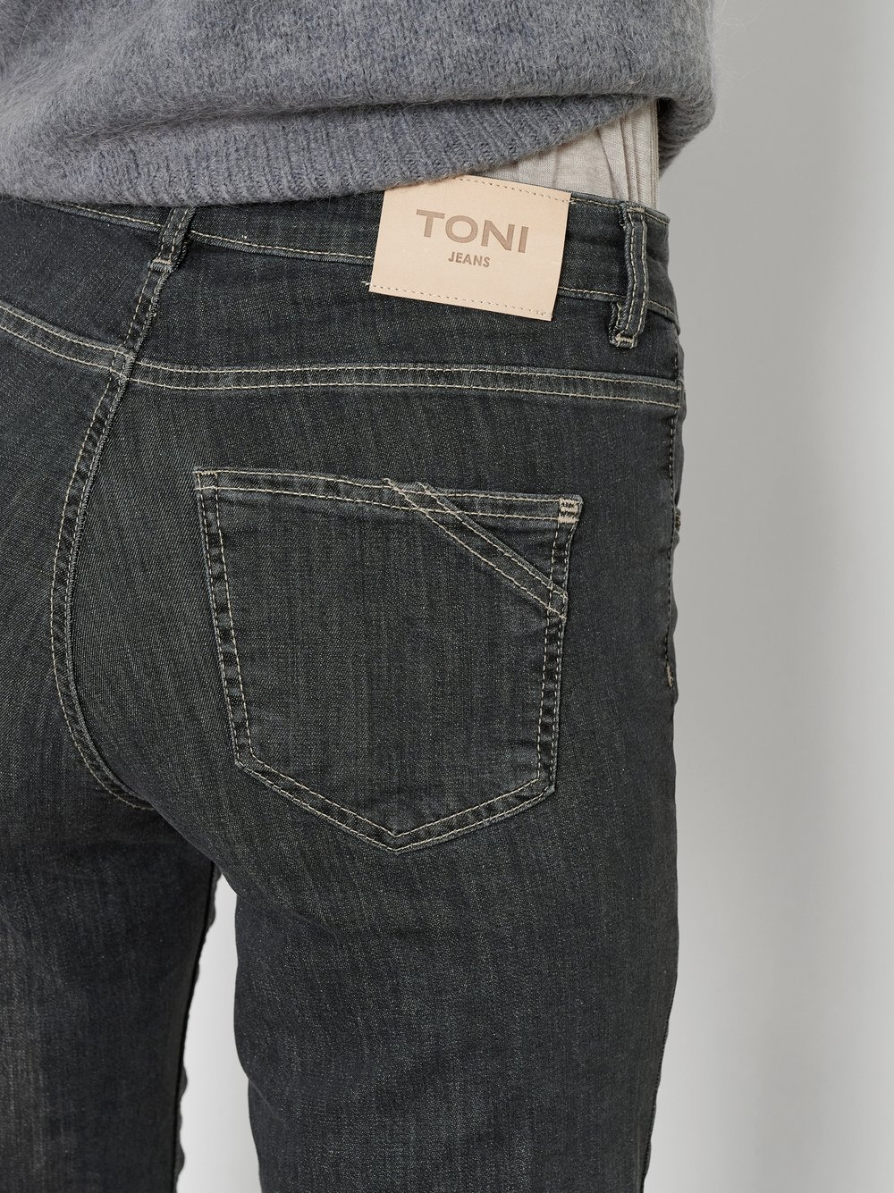 Damenjeans Liv in Grau Used, straight-Fit Jeans aus Colour Denim, Detailansicht
