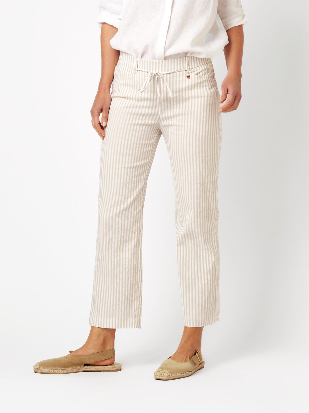 Damenhose Scarlet Wide 3/4 in beige / white, Entspannte 3/4-Hose, Frontansicht am Model getragen