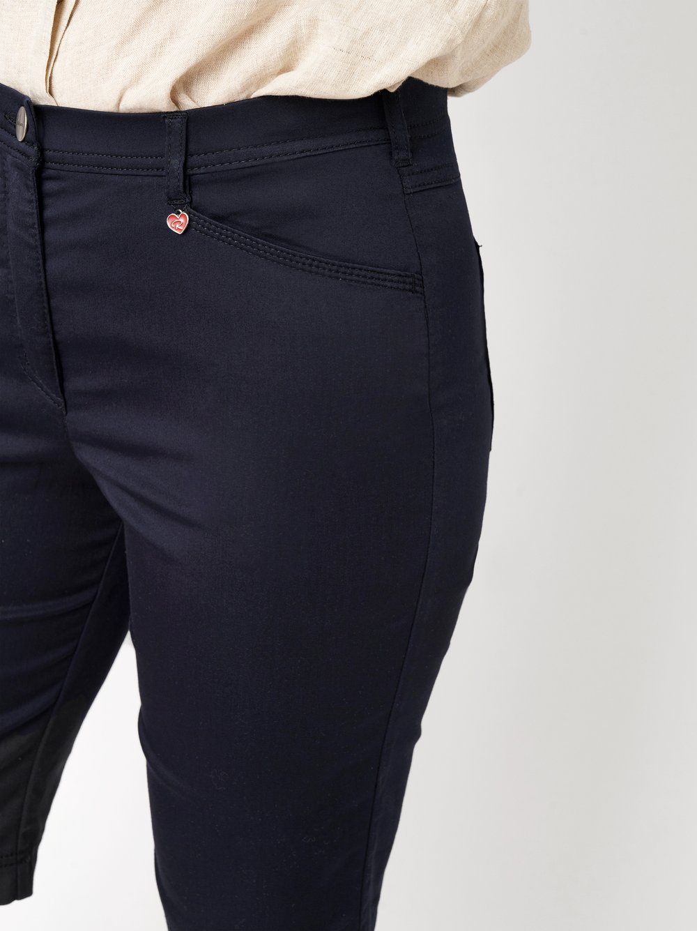 Damenshorts Meine beste Freundin Bermuda in dark blue, Sommerliche Bermuda, Detailansicht