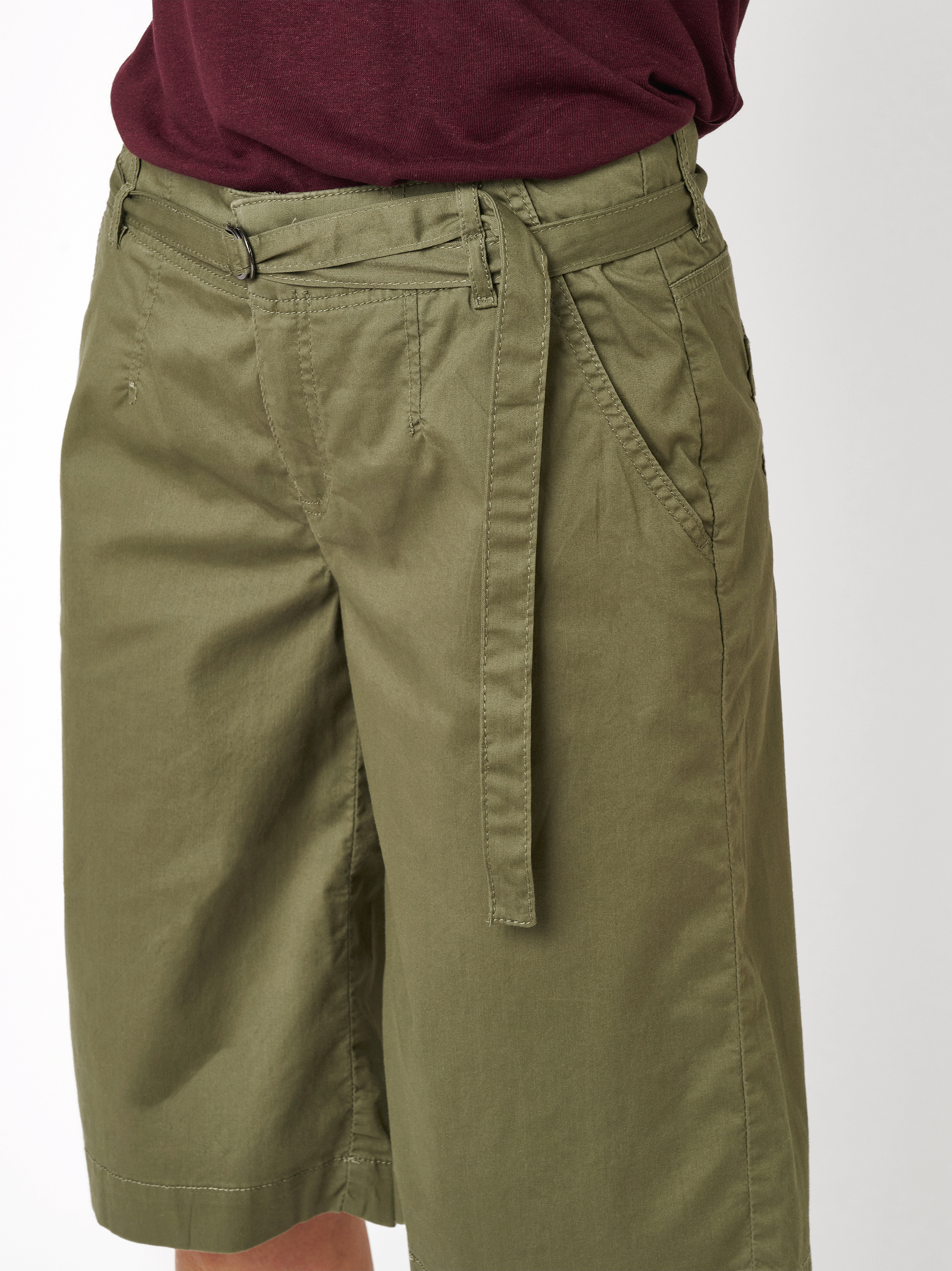 Damenshorts Liv Bermuda in khaki, Weite Bermuda mit Guertel, Detailansicht
