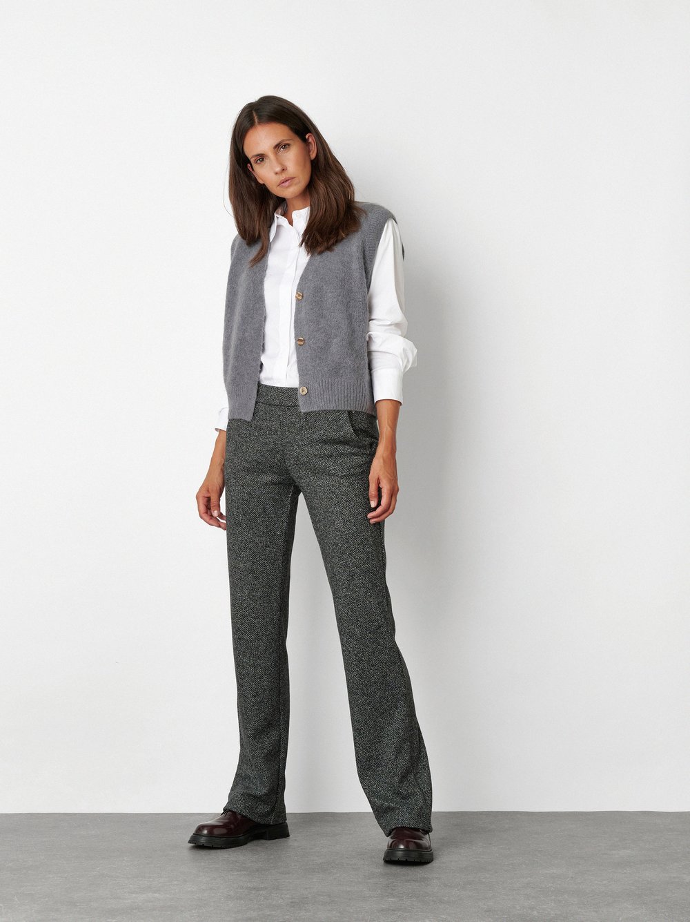Womens trousers Jenny Wide in Anthracite, wide leg trousers in a melange look, front view worn by model