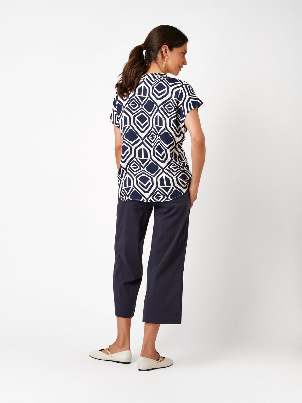 Womens blouse Amba in dark blue / offwhite, bluse top with graphic print, back view worn by model