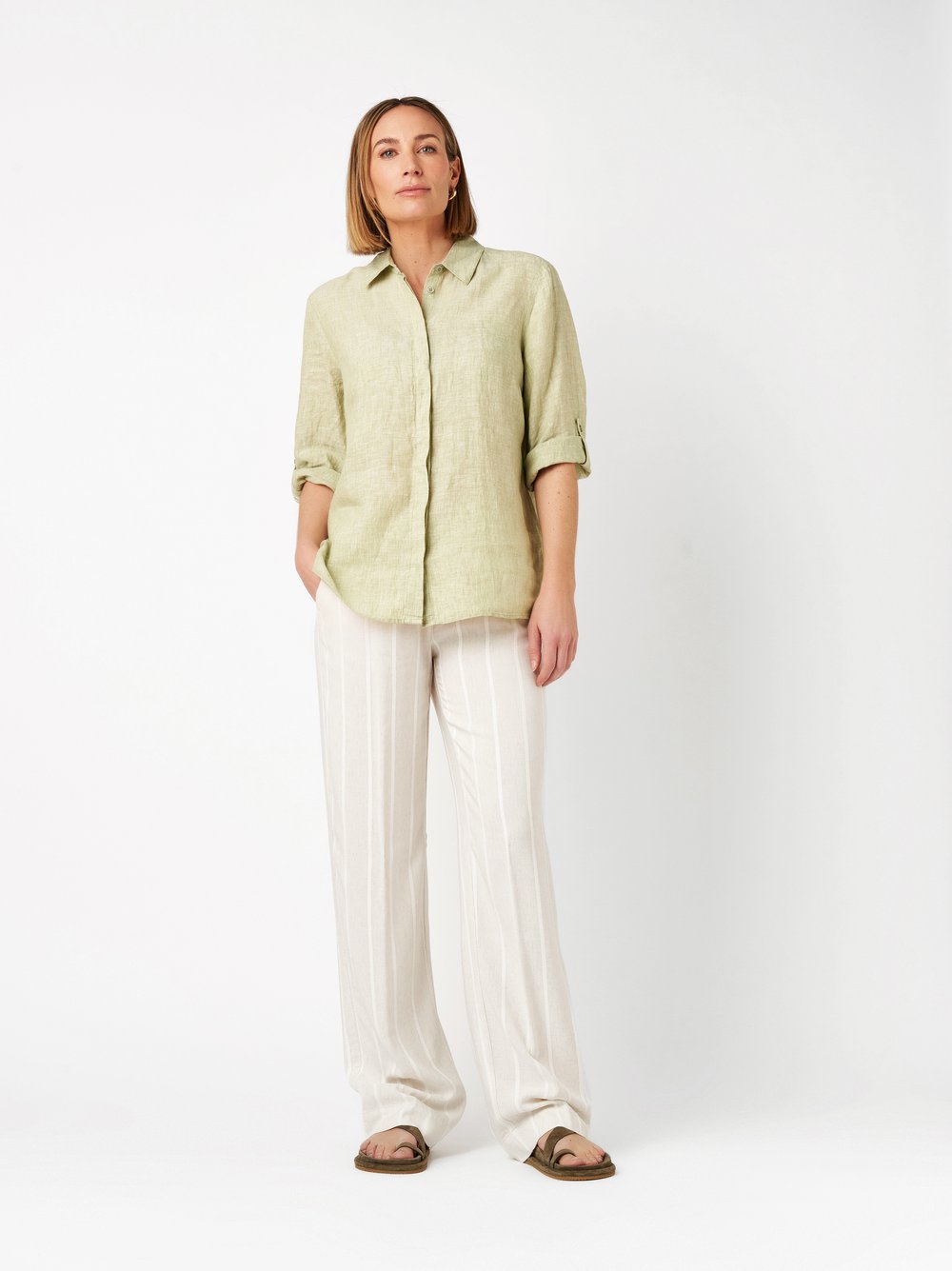 Damenhose Pia Wide in beige / offwhite, weite, gestreifte Leinenhose, Outfitansicht am Model