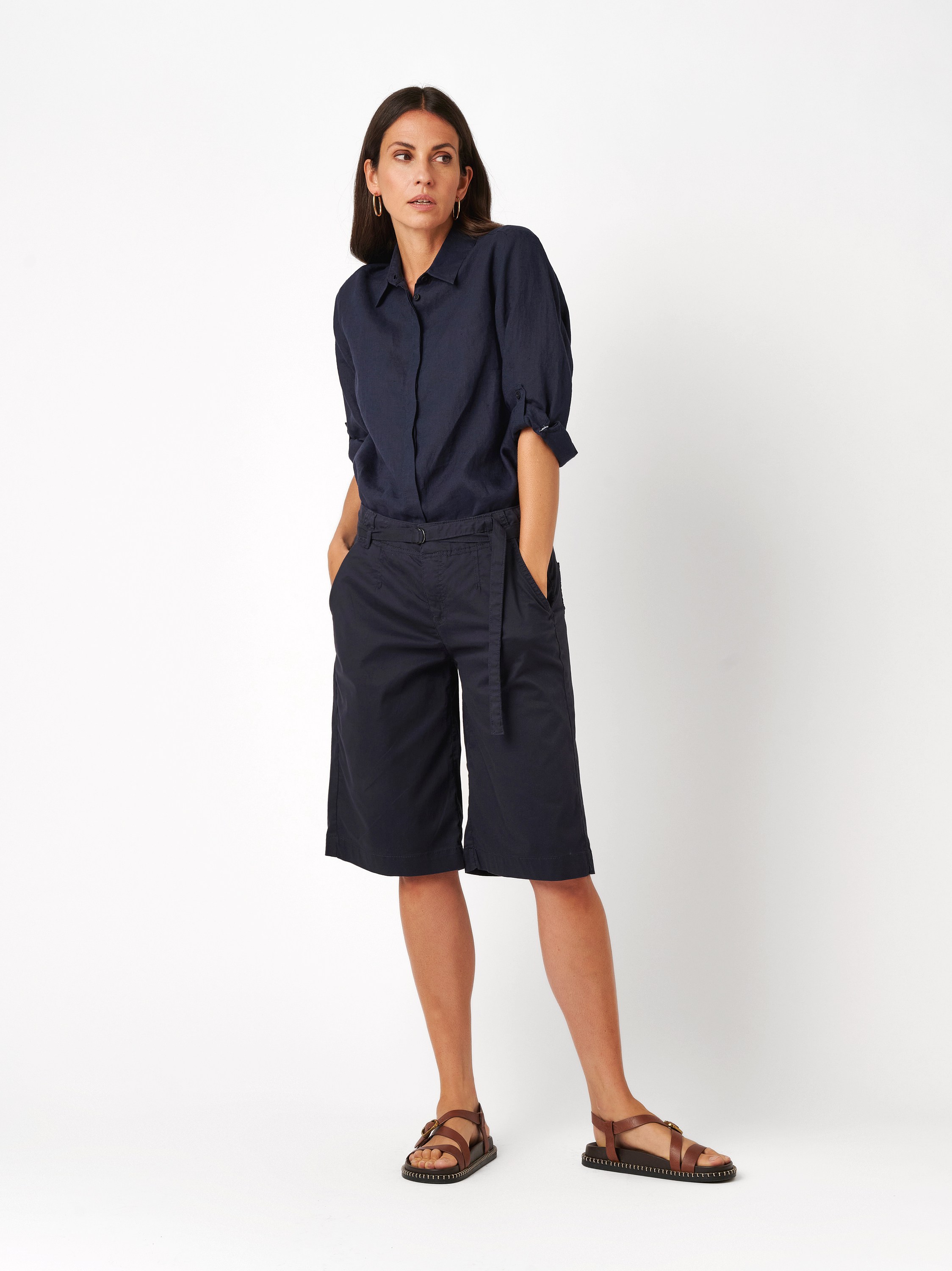 Damenshorts Liv Bermuda in dark blue, Weite Bermuda mit Guertel, Frontansicht am Model getragen