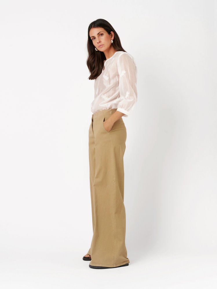 Damenjeans Jenny Wide in light brown, Wide Leg aus Sommerdenim, Outfitansicht am Model