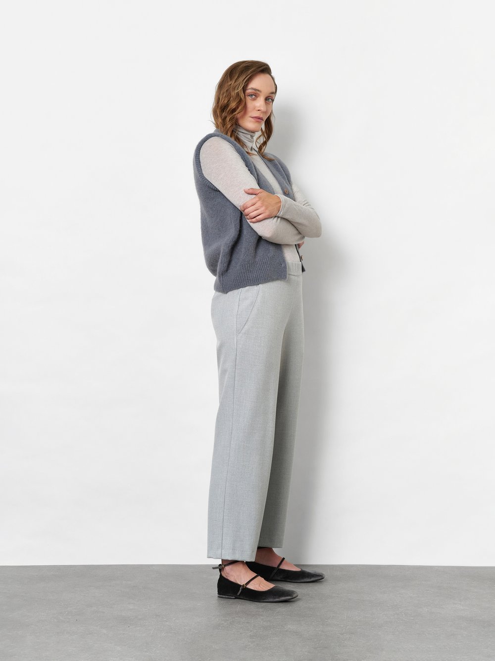 Damenhose Sue 7/8 in Hellgrau, Weite 7/8-Hose aus Gabardine, Frontansicht am Model getragen