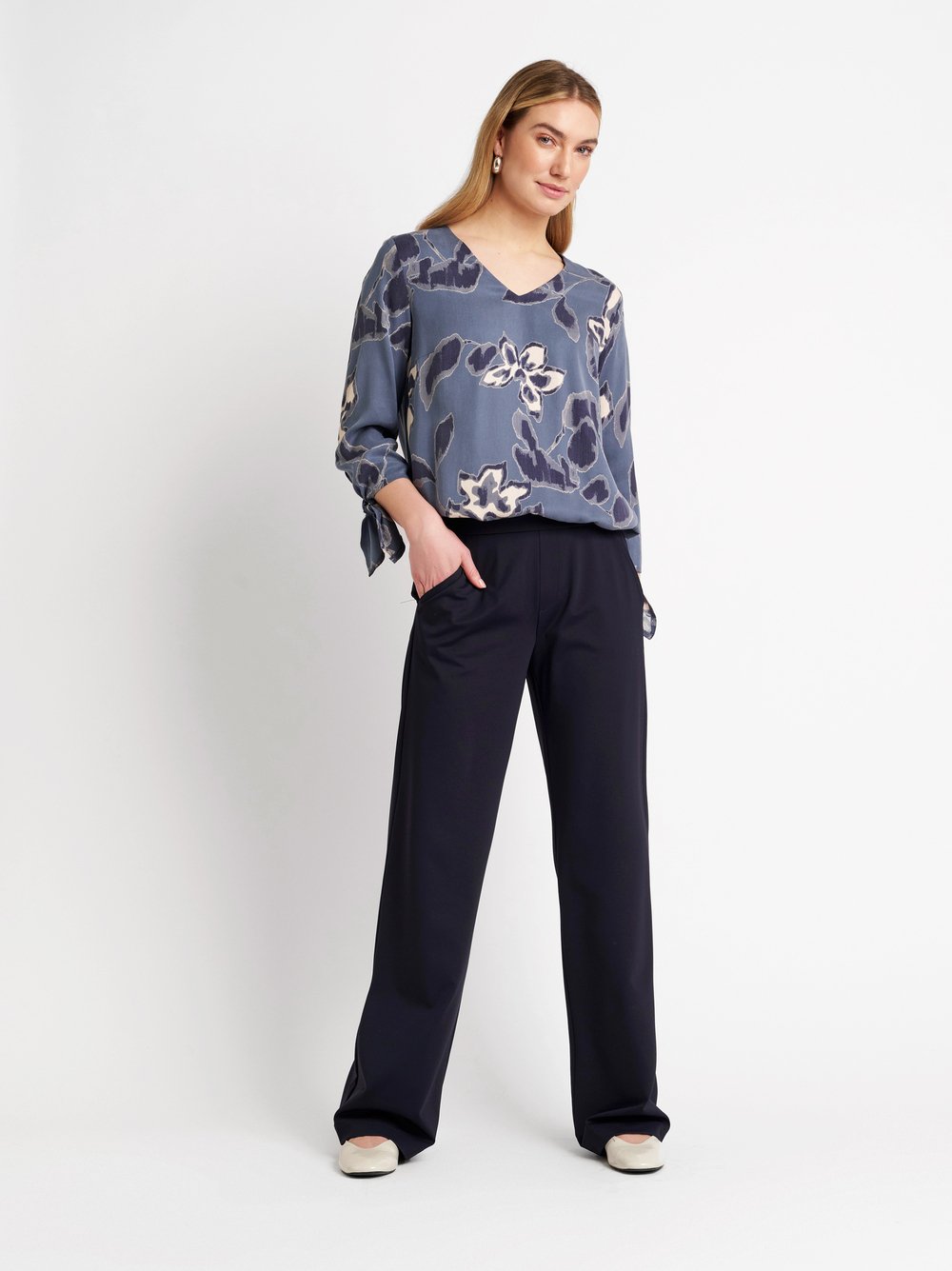 Damenhose Jenny Wide in dark blue, Wide Leg aus glattem Jersey, Outfitansicht am Model