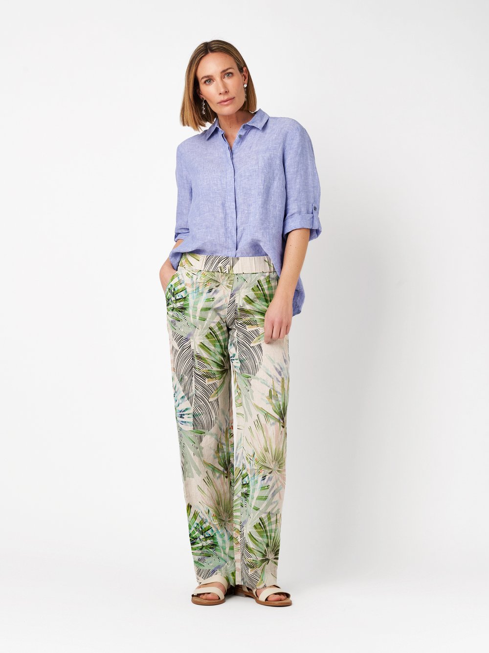 Damenhose Pia Wide in multicolour green, Weite Leinenhose mit tropischem Print, Frontansicht am Model getragen