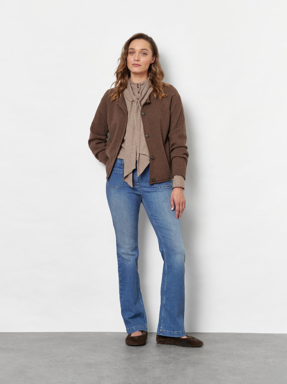 Damenjeans Perfect Shape in Mid Blue Used, bootcut-Jeans mit Fronttaschen, Outfitansicht am Model