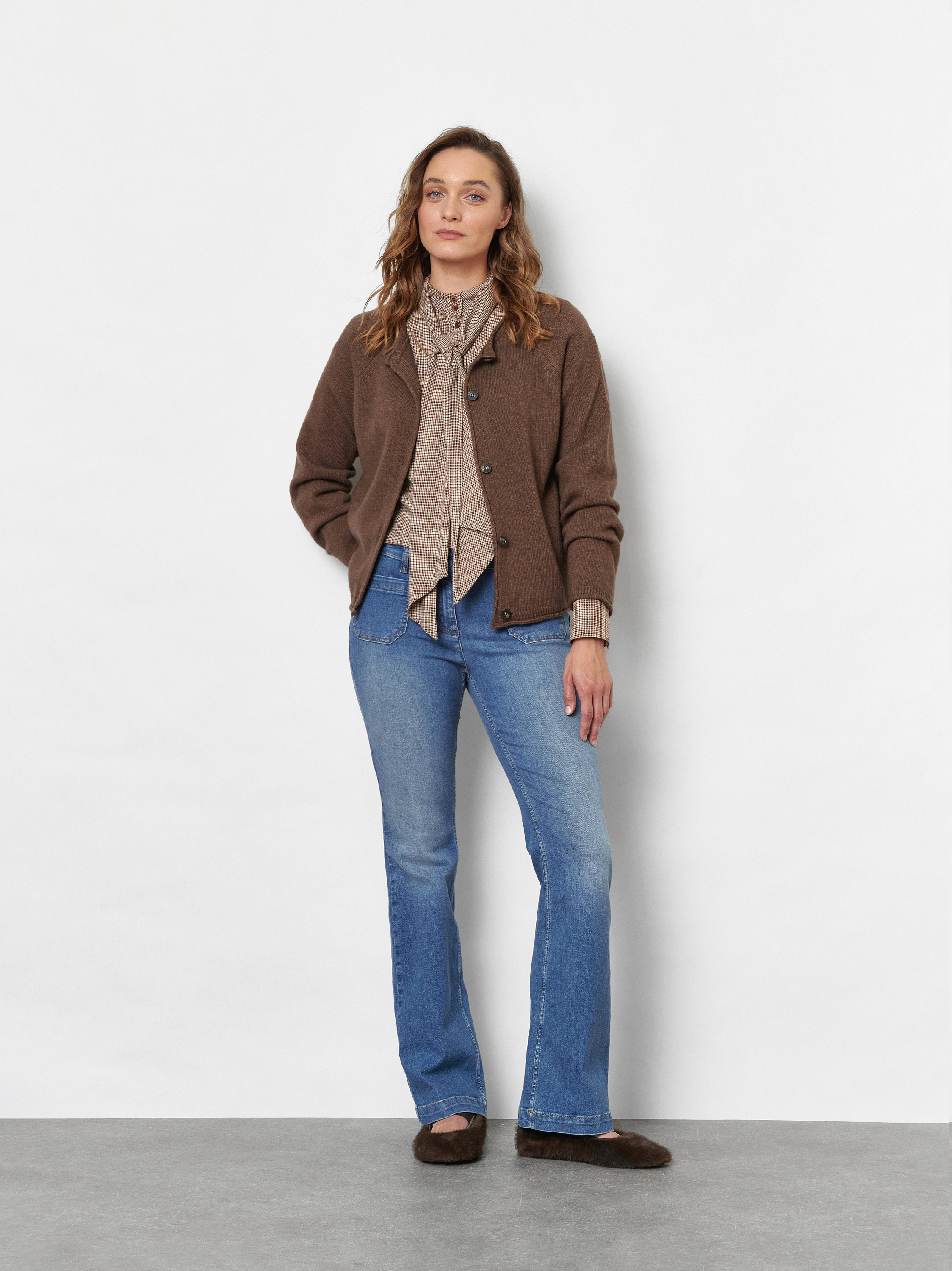 Damenjeans Perfect Shape in Mid Blue Used, bootcut-Jeans mit Fronttaschen, Outfitansicht am Model