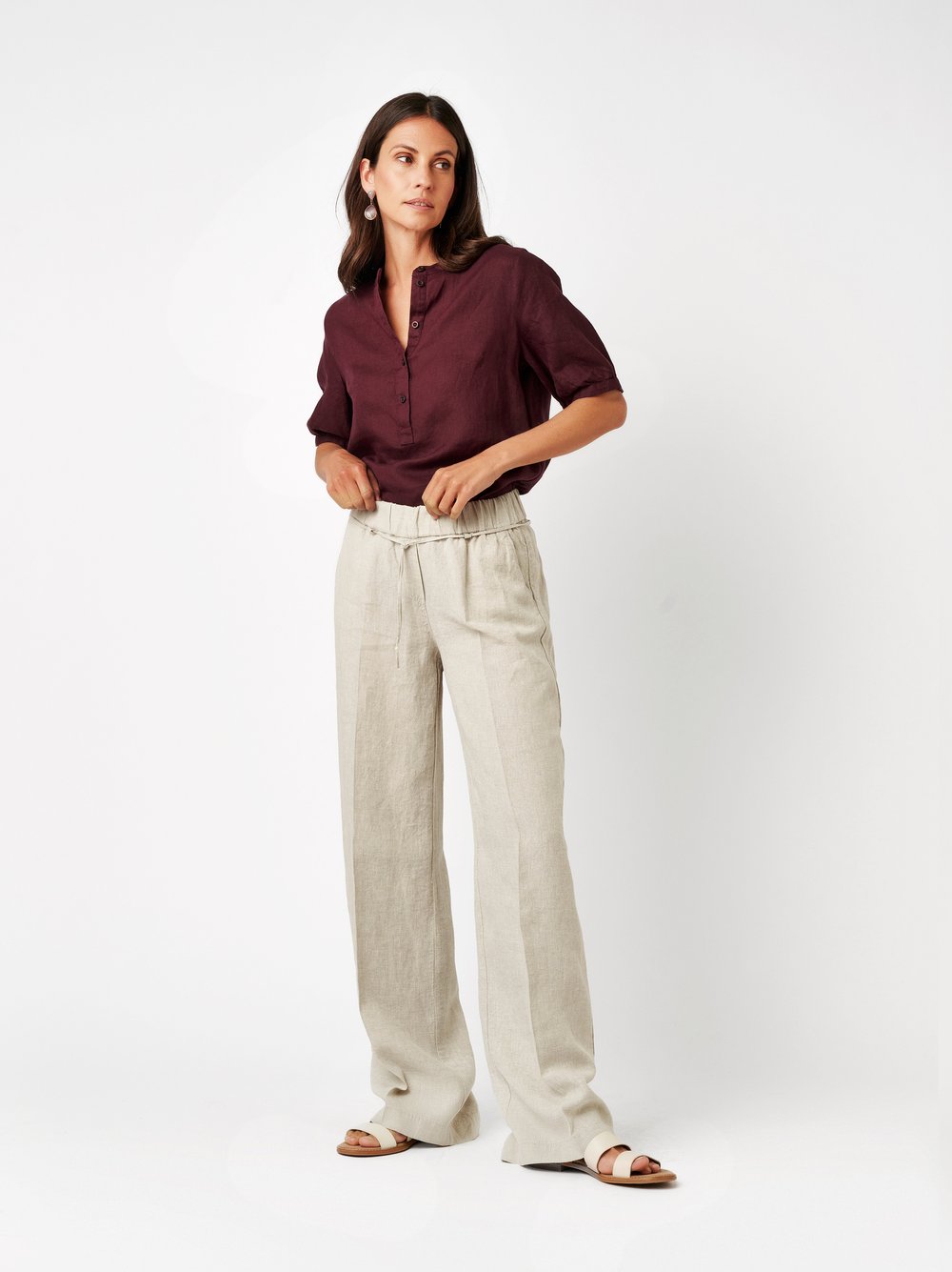 Damenbluse Pia Palazzo in beige, Weite Leinenhose mit Bindeguertel, Outfitansicht am Model