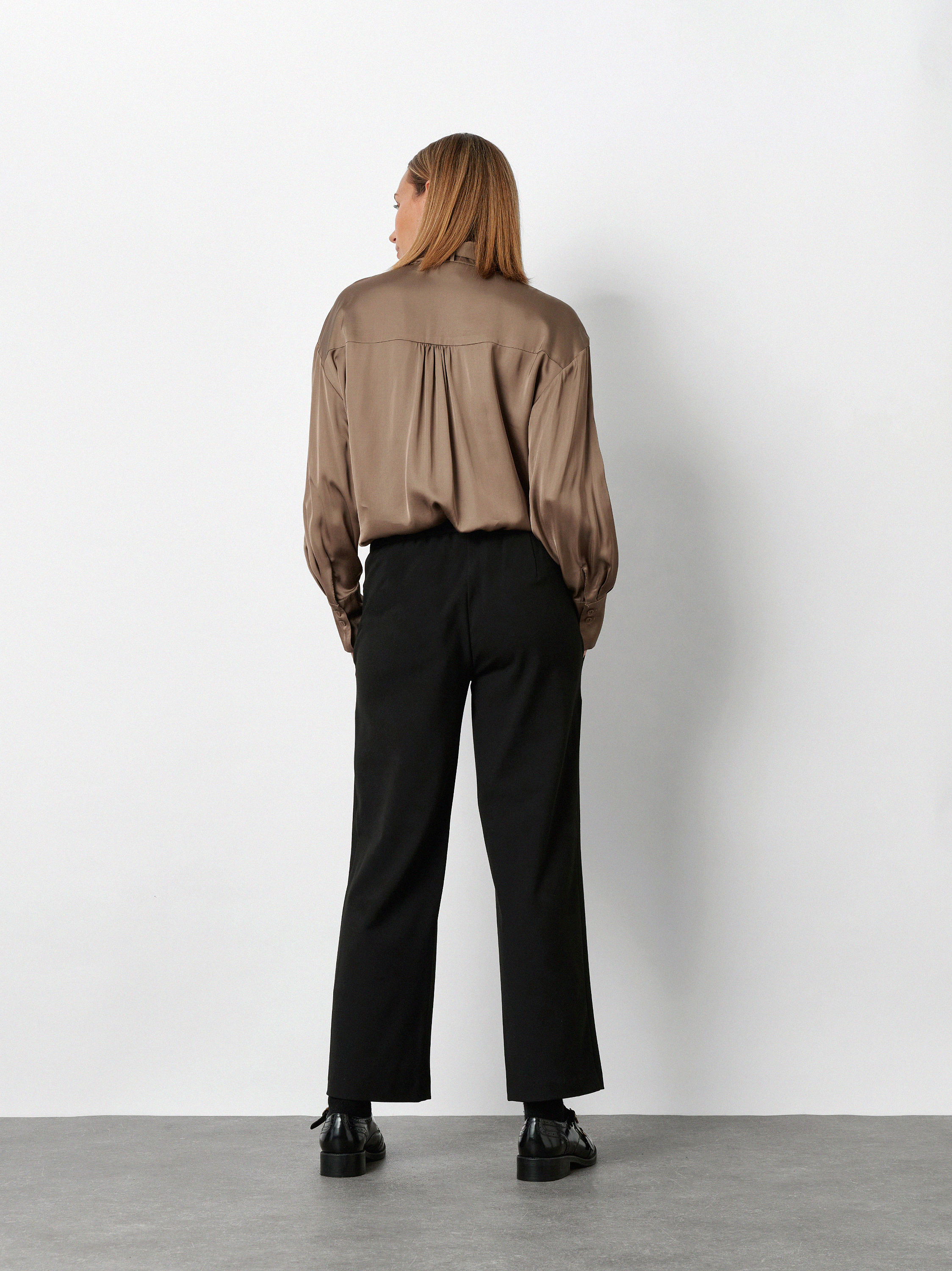 Damenhose Sue in Schwarz, Weite 7/8-Hose aus Gabardine, Rueckansicht am Model getragen