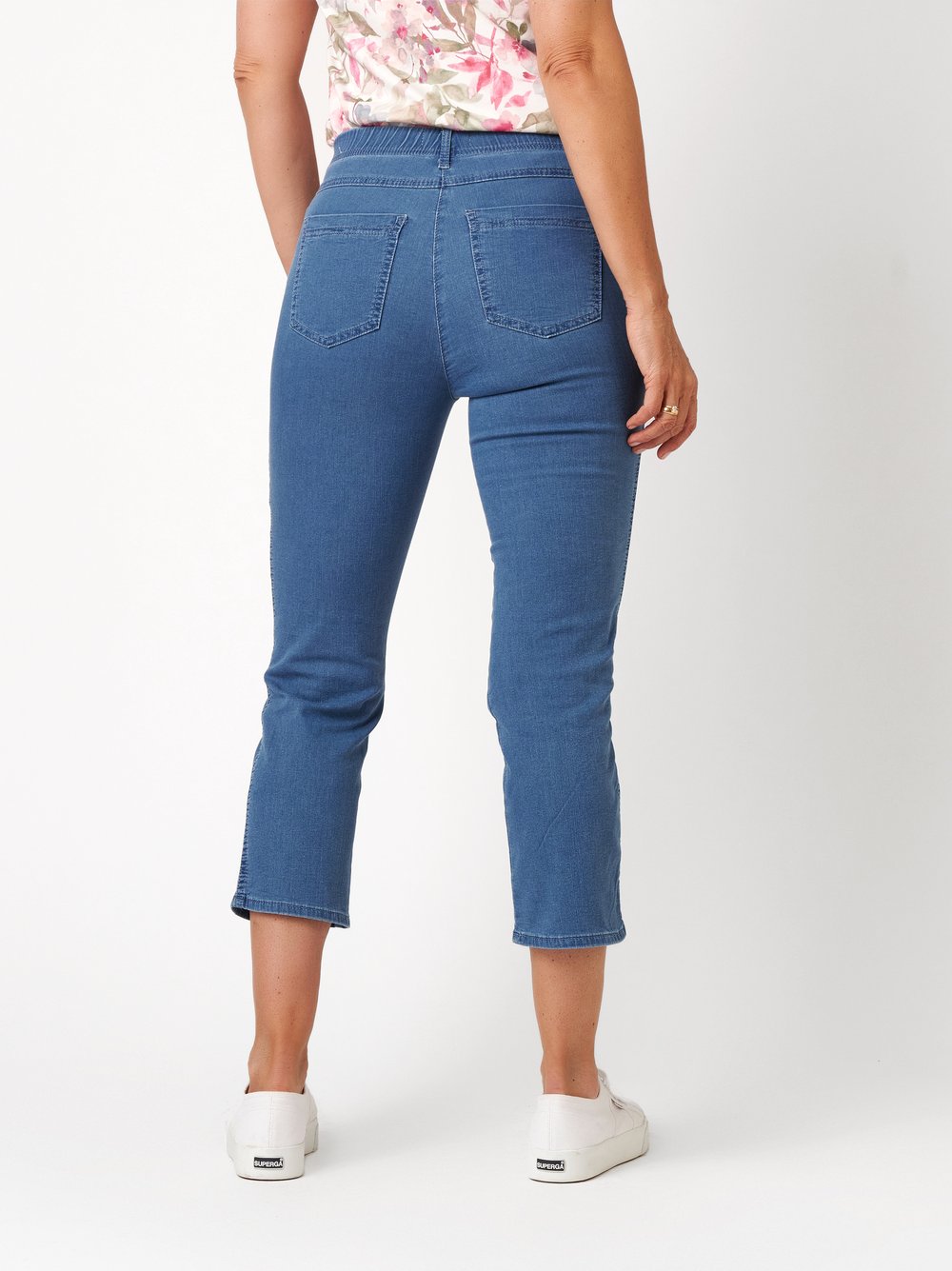 Womens trousers Meine beste Freundin 3/4 in blue, cropped trousers with welt pockets, back view worn by model