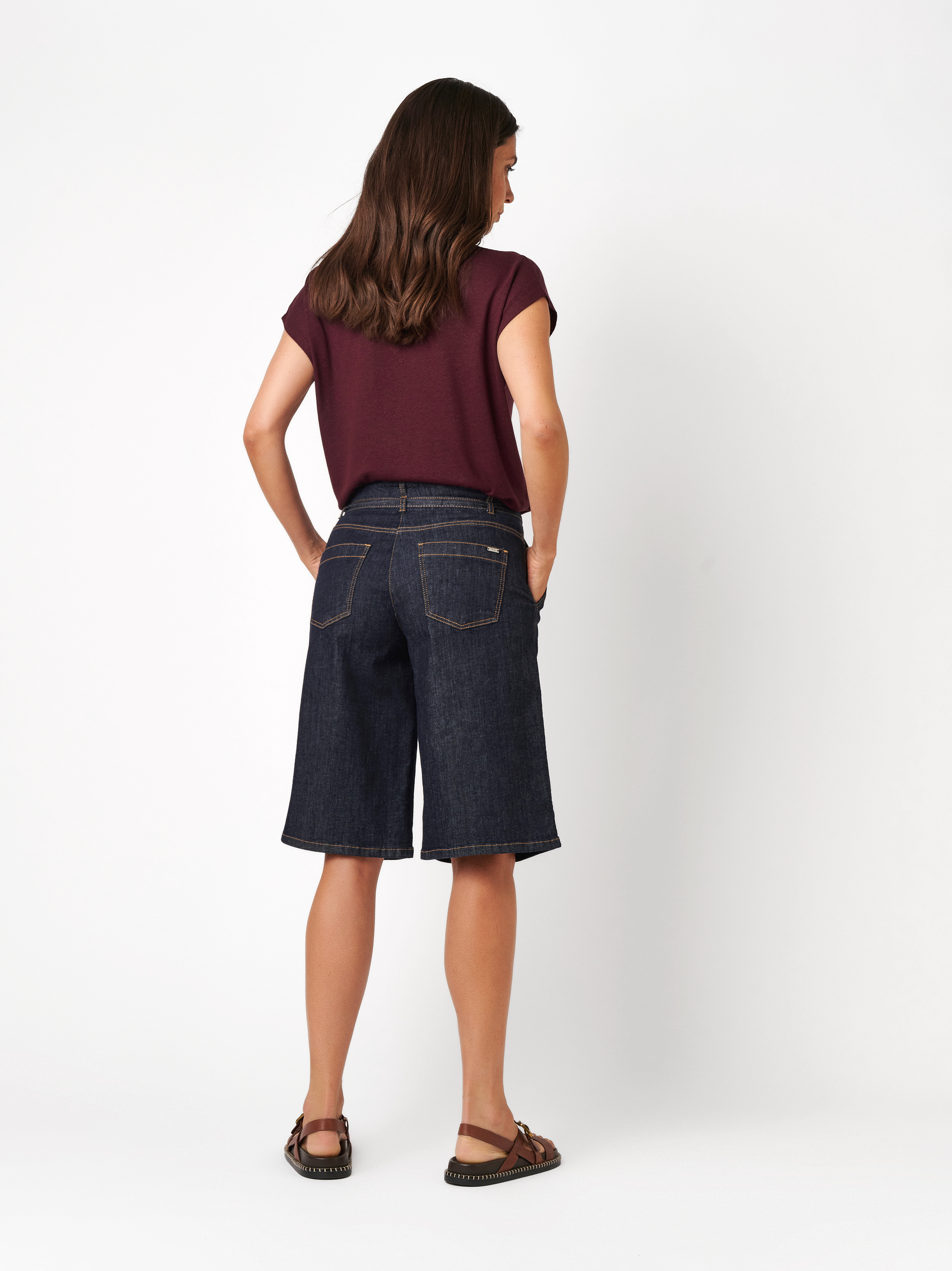 Damenshorts Liv Bermuda in dark blue, Weite Jeans-Bermuda mit Guertel, Rueckansicht am Model getragen
