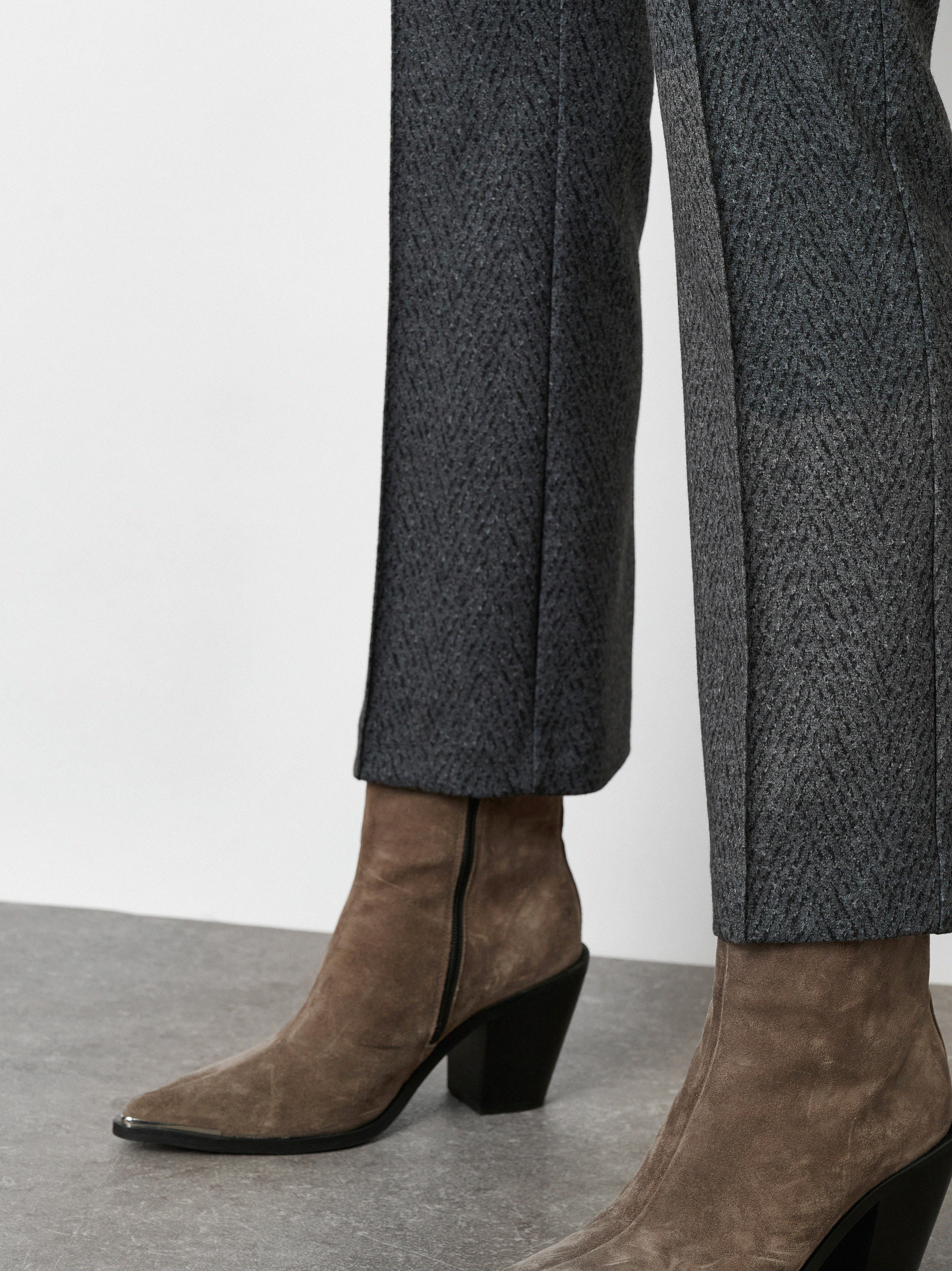 Womens trousers Jenny in Anthracite, 7/8 trousers in herringbone, detail view