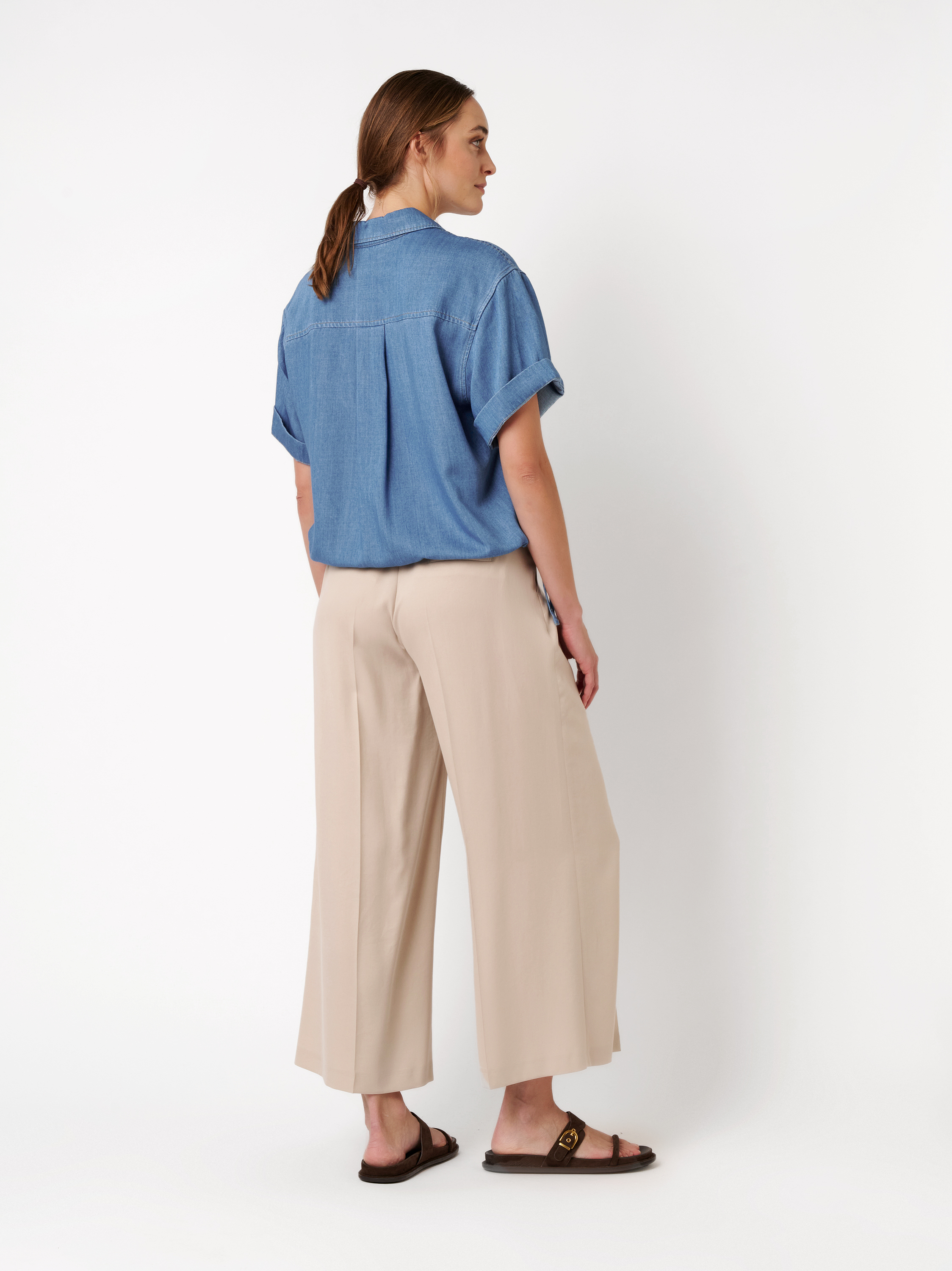 Damenhose Luisa Culotte in light beige, Culotte mit Guertel und Bundfalten, Rueckansicht am Model getragen