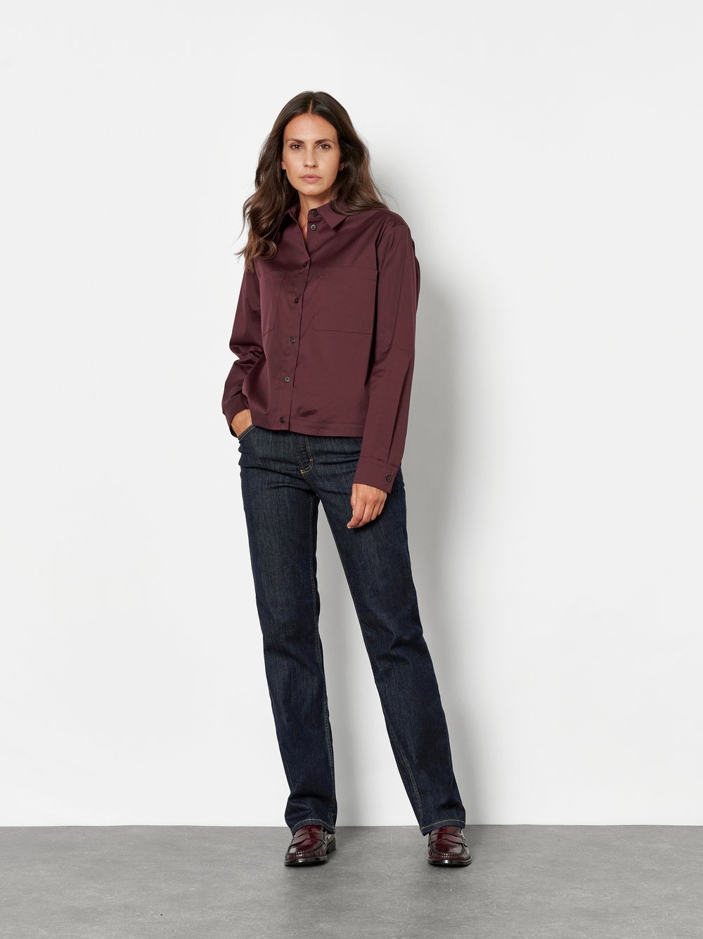 Damenjeans Liv in Rinsed Blue, straight-Fit Jeans aus Colour Denim, Outfitansicht am Model