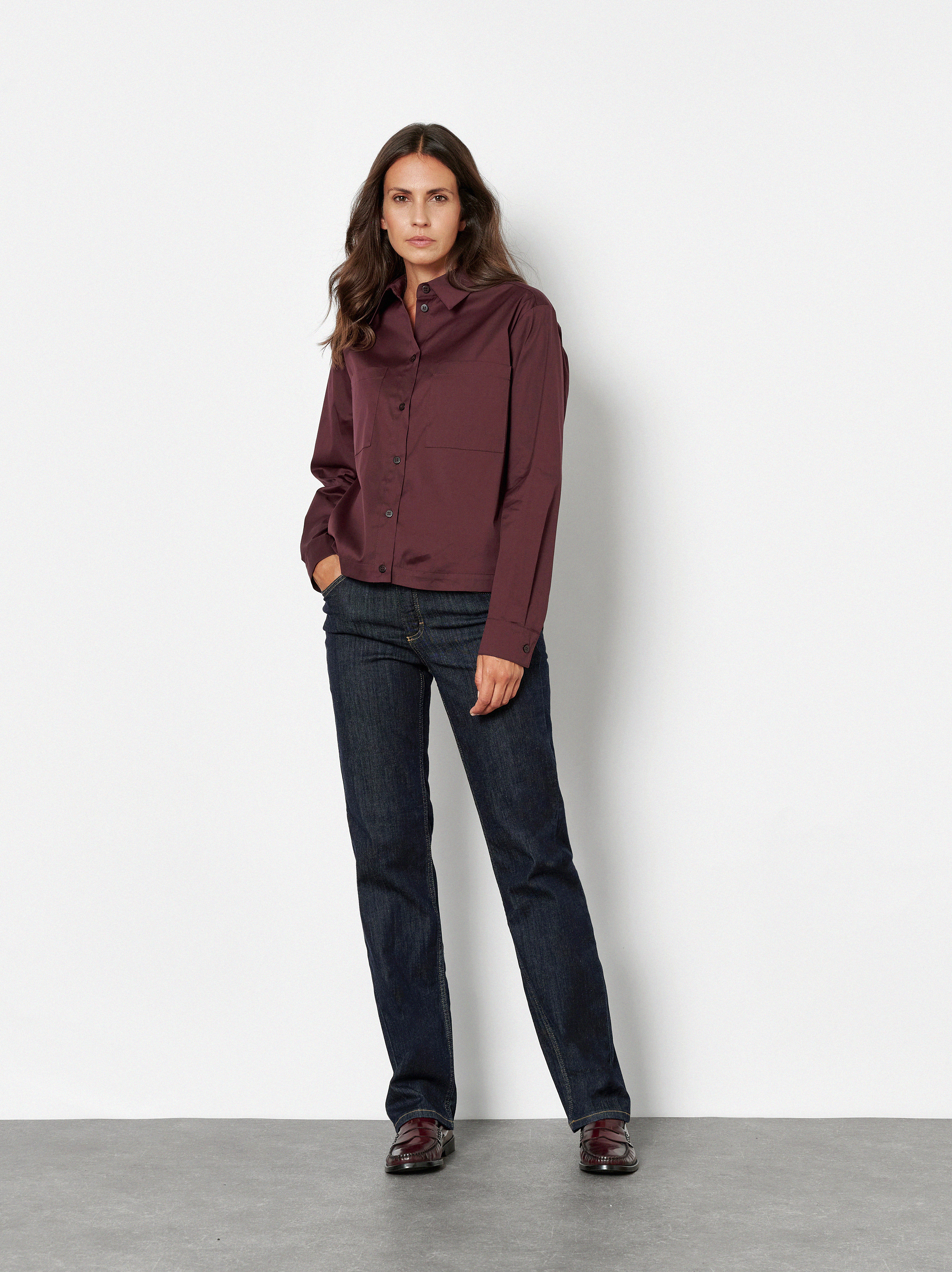 Damenjeans Liv in Rinsed Blue, straight-Fit Jeans aus Colour Denim, Outfitansicht am Model