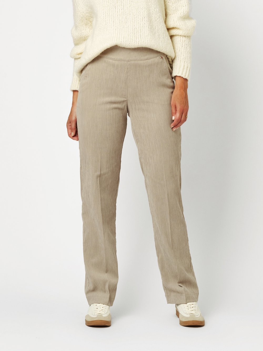 Damenhose Scarlet Wide in Sand, Weite Cordhose, Frontansicht am Model getragen