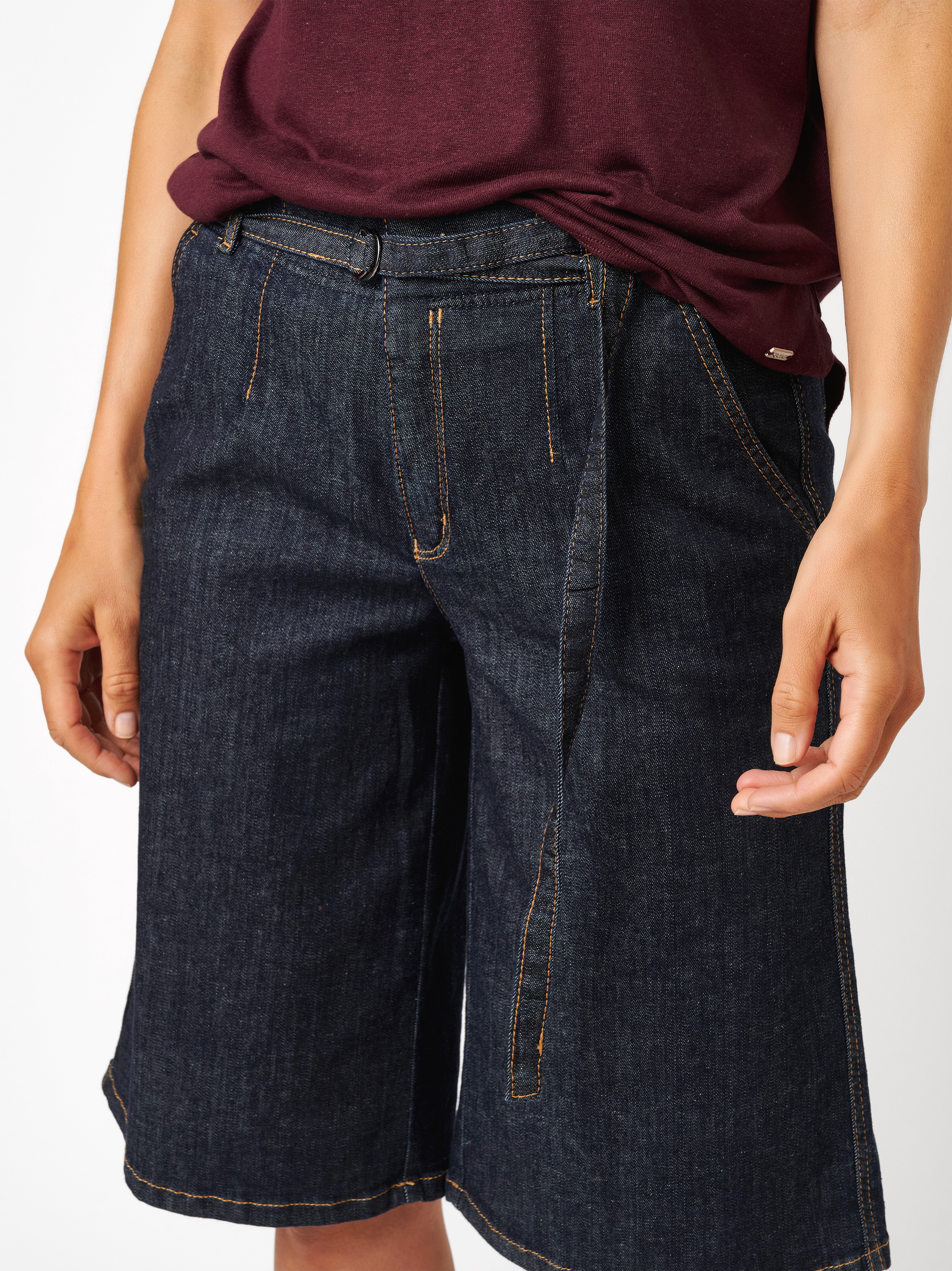 Damenshorts Liv Bermuda in dark blue, Weite Jeans-Bermuda mit Guertel, Detailansicht