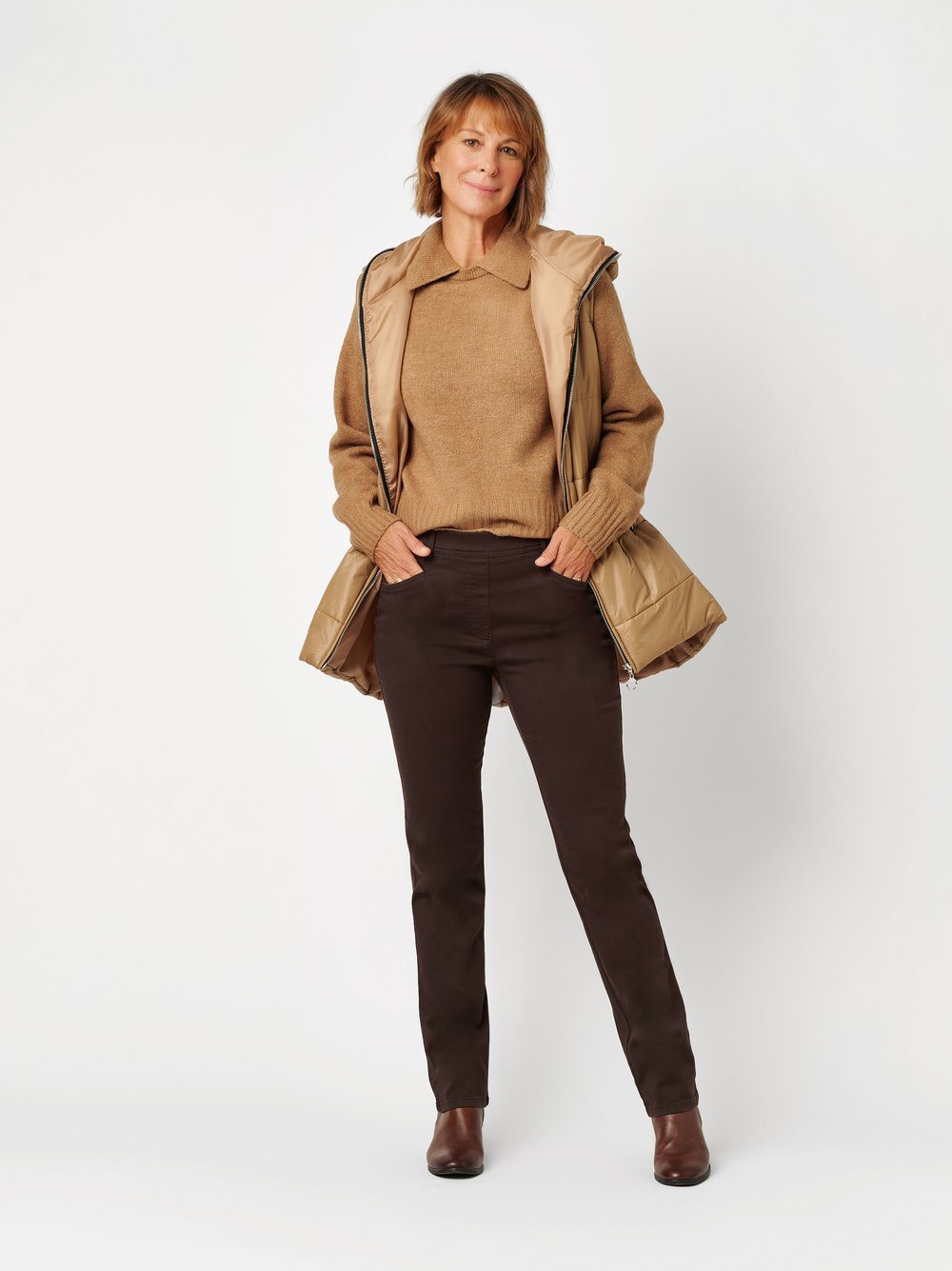 Damenhose Alice in Dunkelbraun, Schlupfhose im 5-Pocket-Stil, Outfitansicht am Model