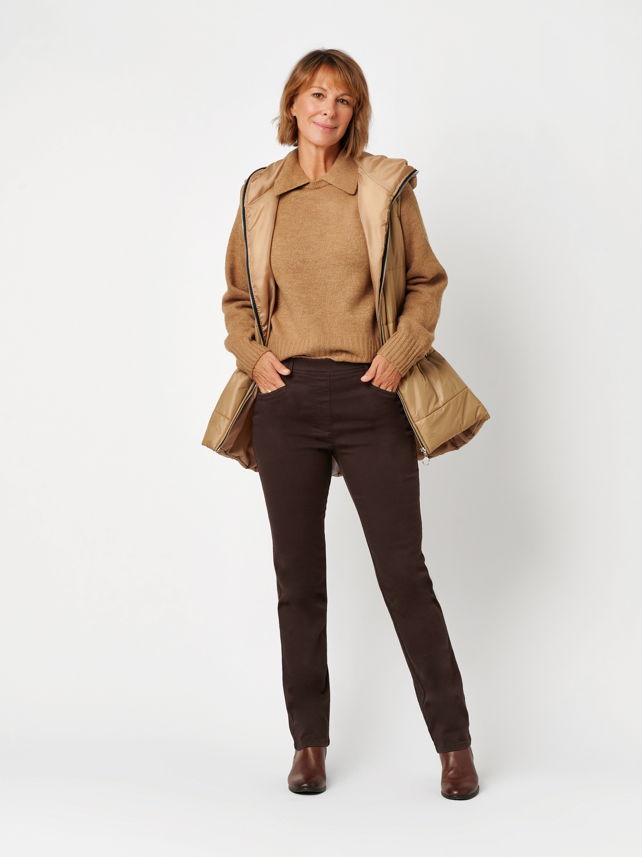 Damenhose Alice in Dunkelbraun, Schlupfhose im 5-Pocket-Stil, Outfitansicht am Model
