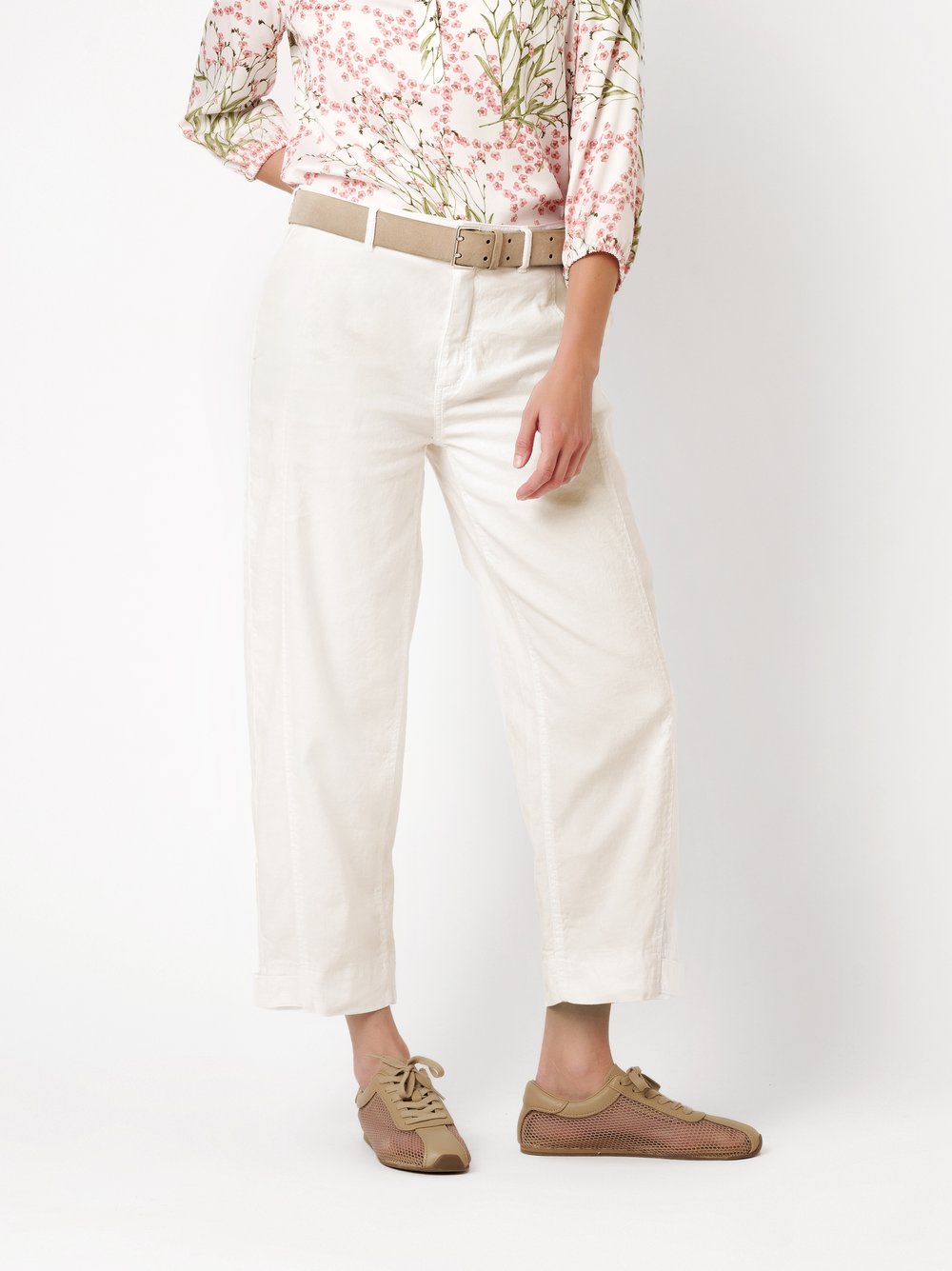 Damenjeans Liv Barrel in offwhite, Luftige Barrel-Fit Hose mit Schnallen, Frontansicht am Model getragen